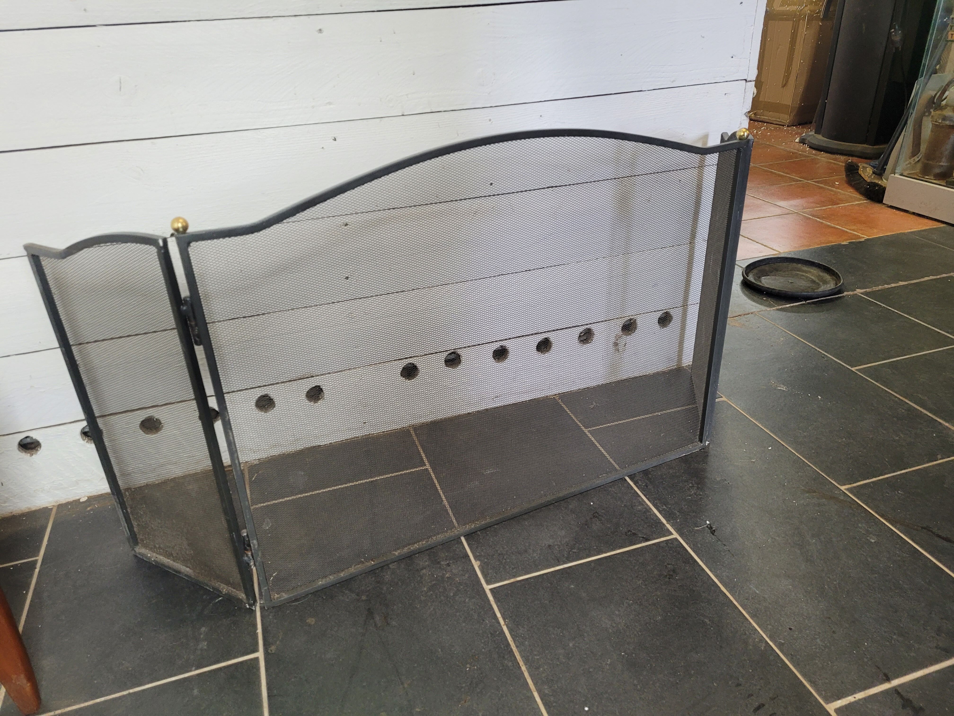 Fire screen with 3 iron leaves and brass ball