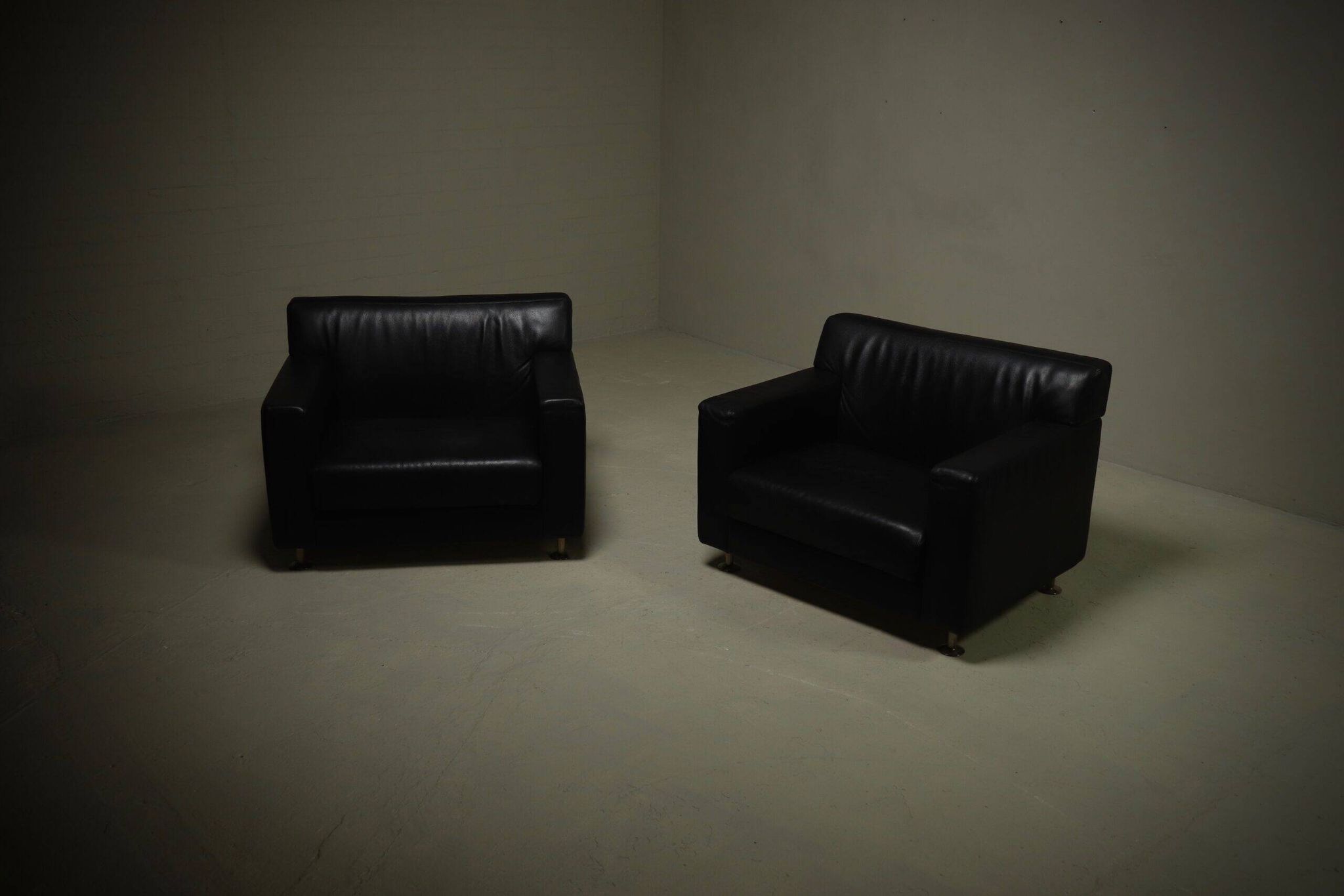 Pair of lounge chairs by Kunihide Oshinomi for Matteo Grassi 1980s