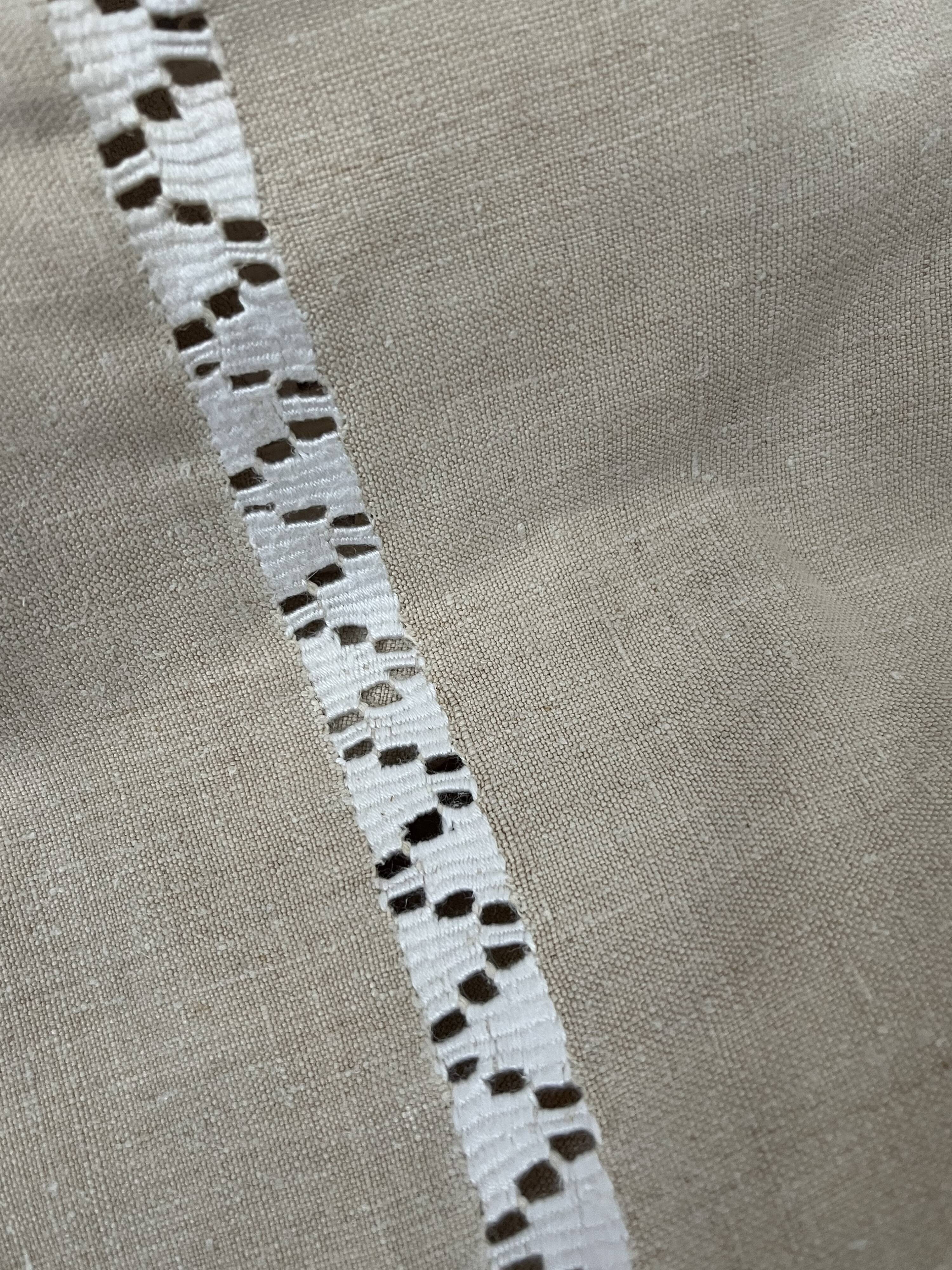 Drap en lin brodé avec monogramme MR