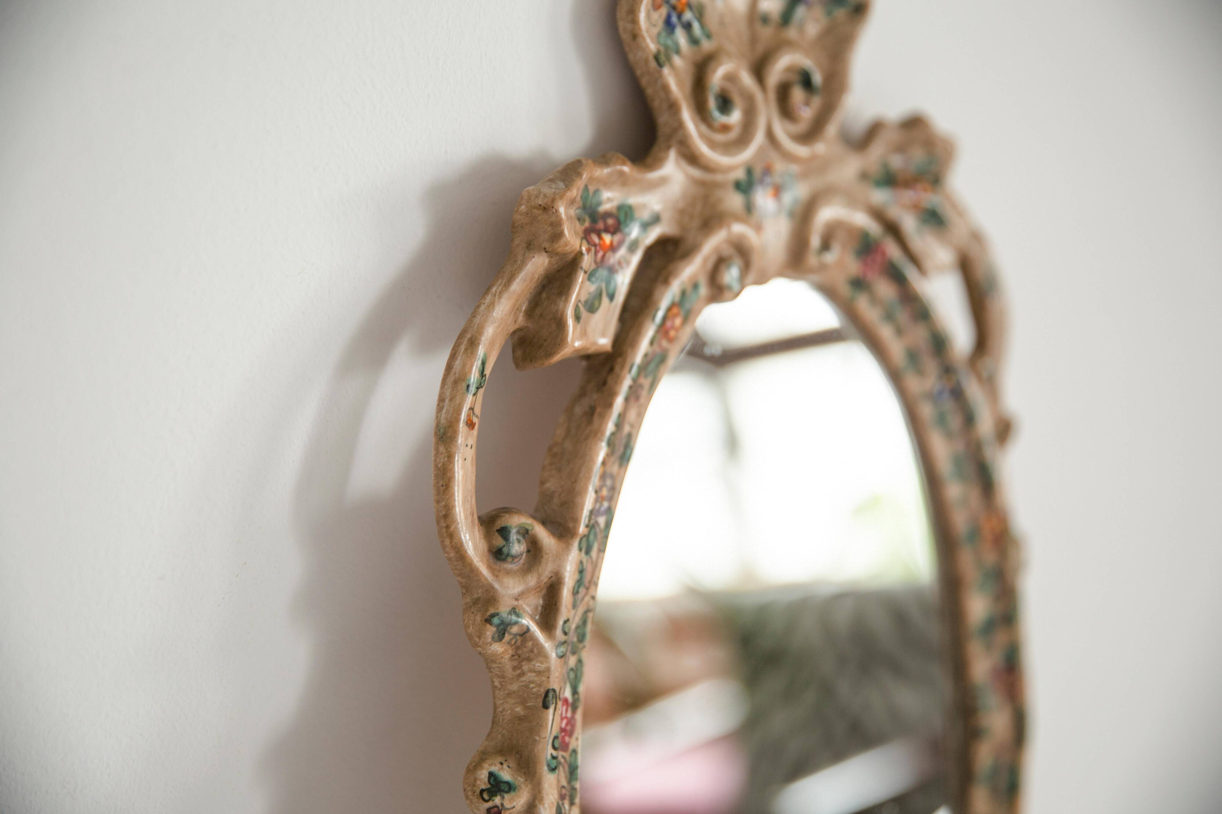 Miroir mural vintage style milieu du siècle avec décor fleurs en plâtre