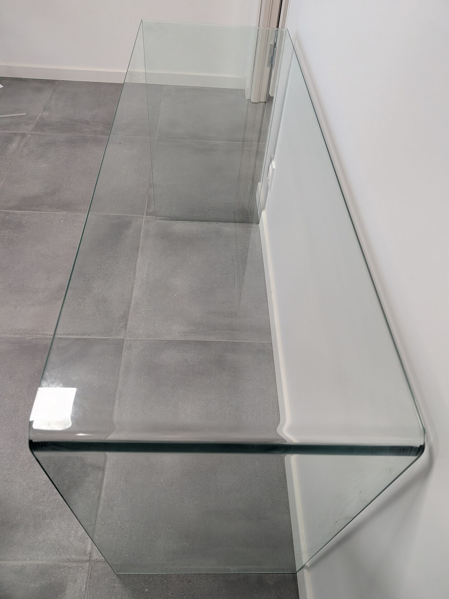 Minimalist curved glass console design – 120 cm