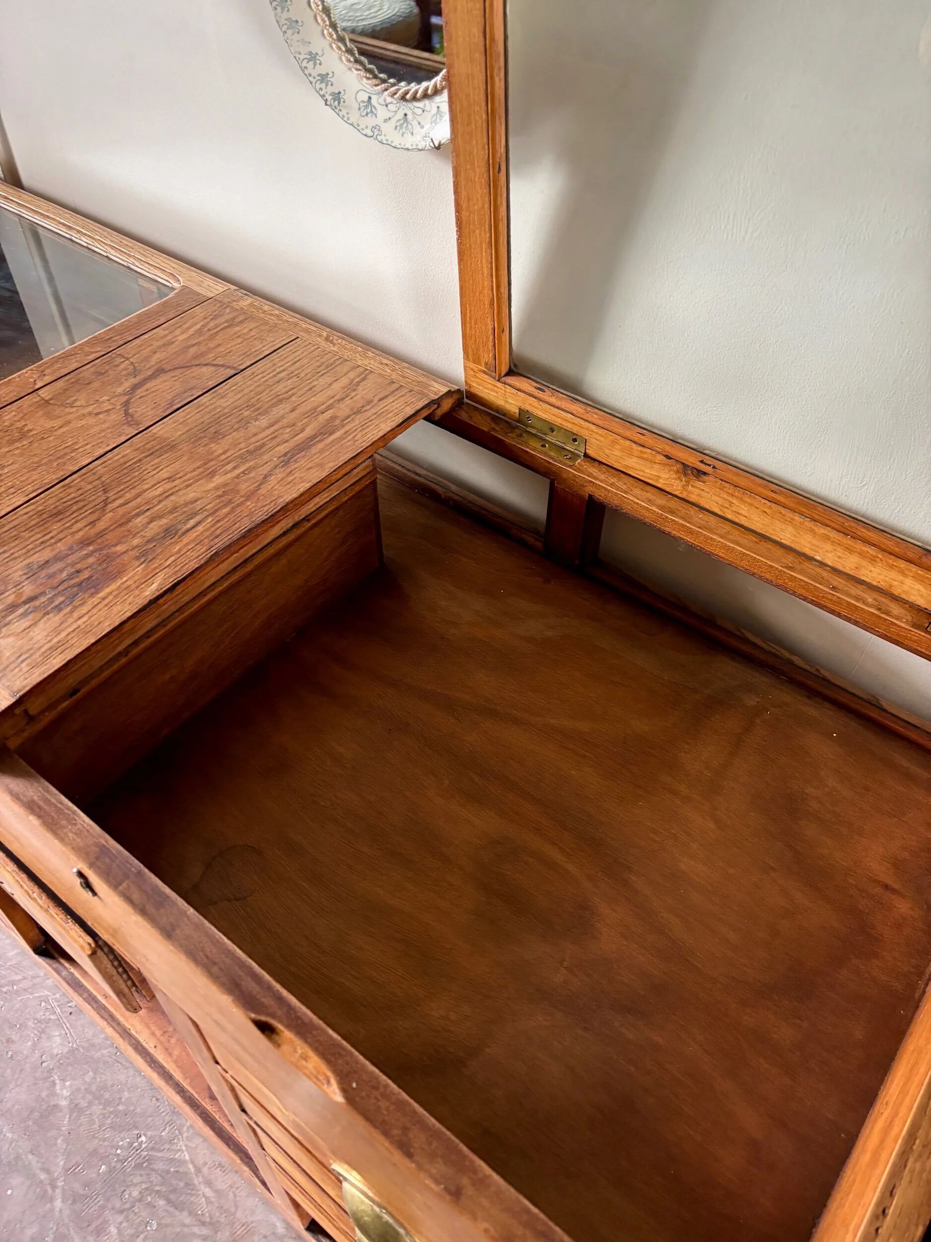 Counter, glass-fronted wooden workbench in dark wood, 8 drawers.
