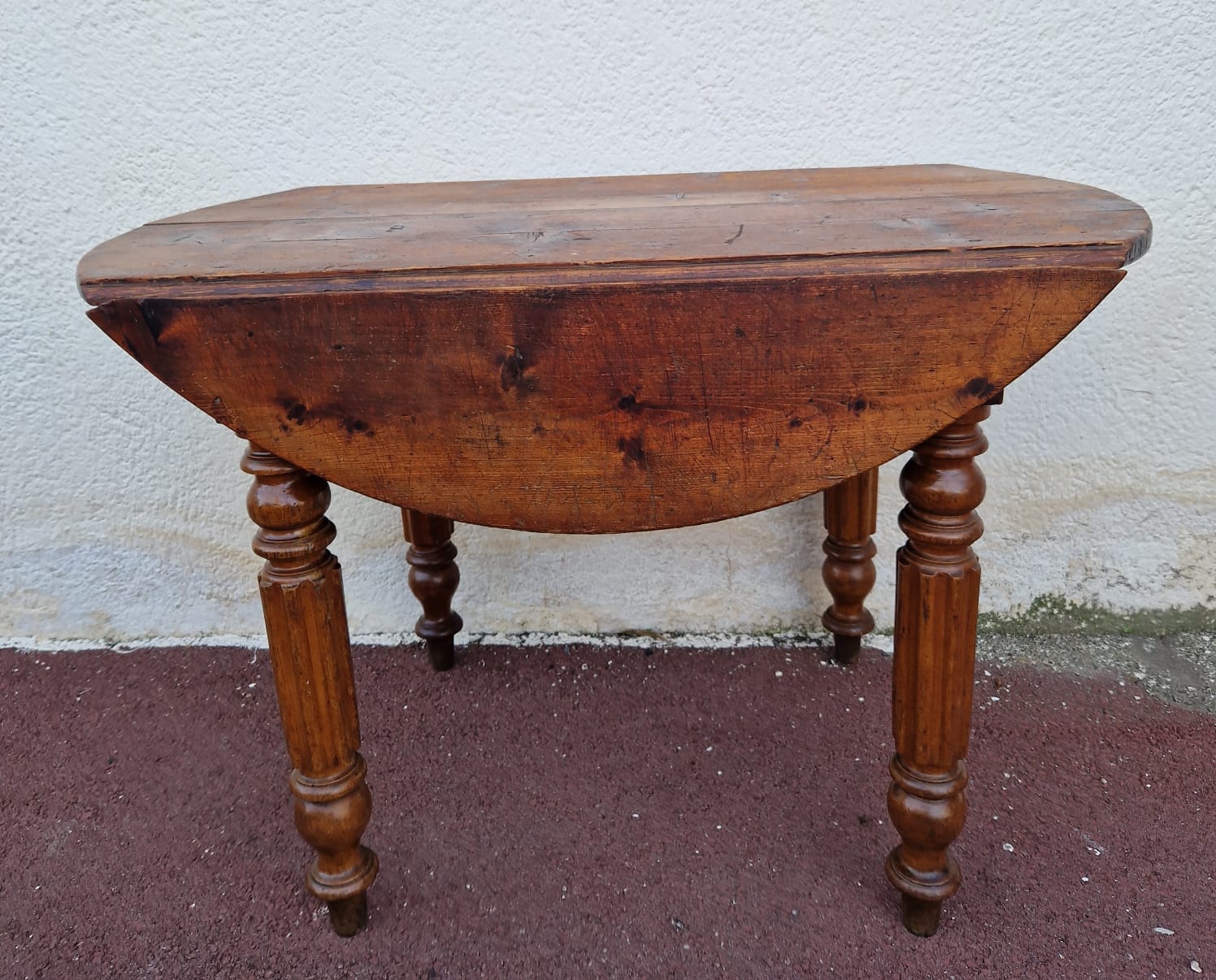 Country table with shutters