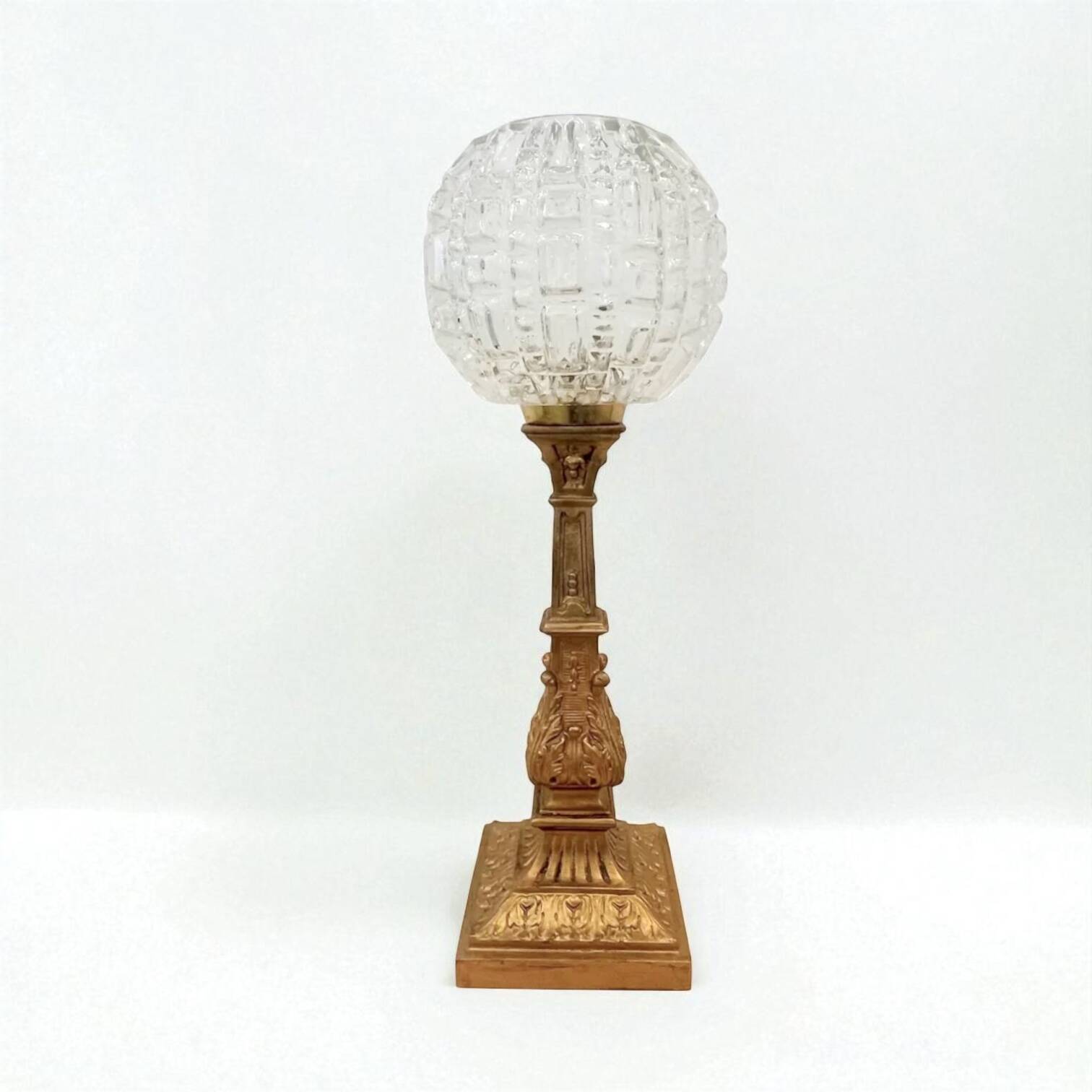 lampe chandelier en bronze doré XIXe avec globe en verre pointe de diamant