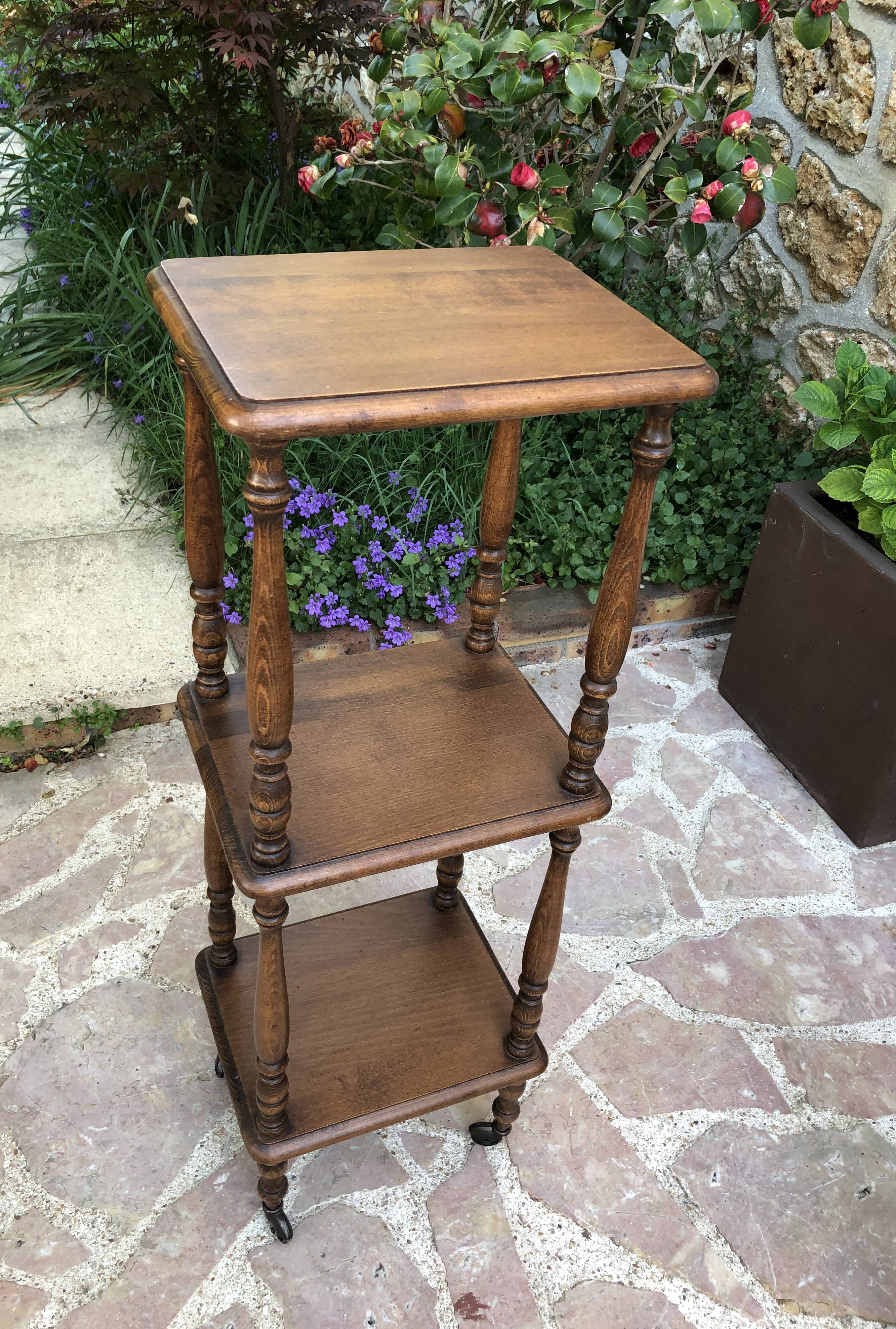 Étagère sur roulettes