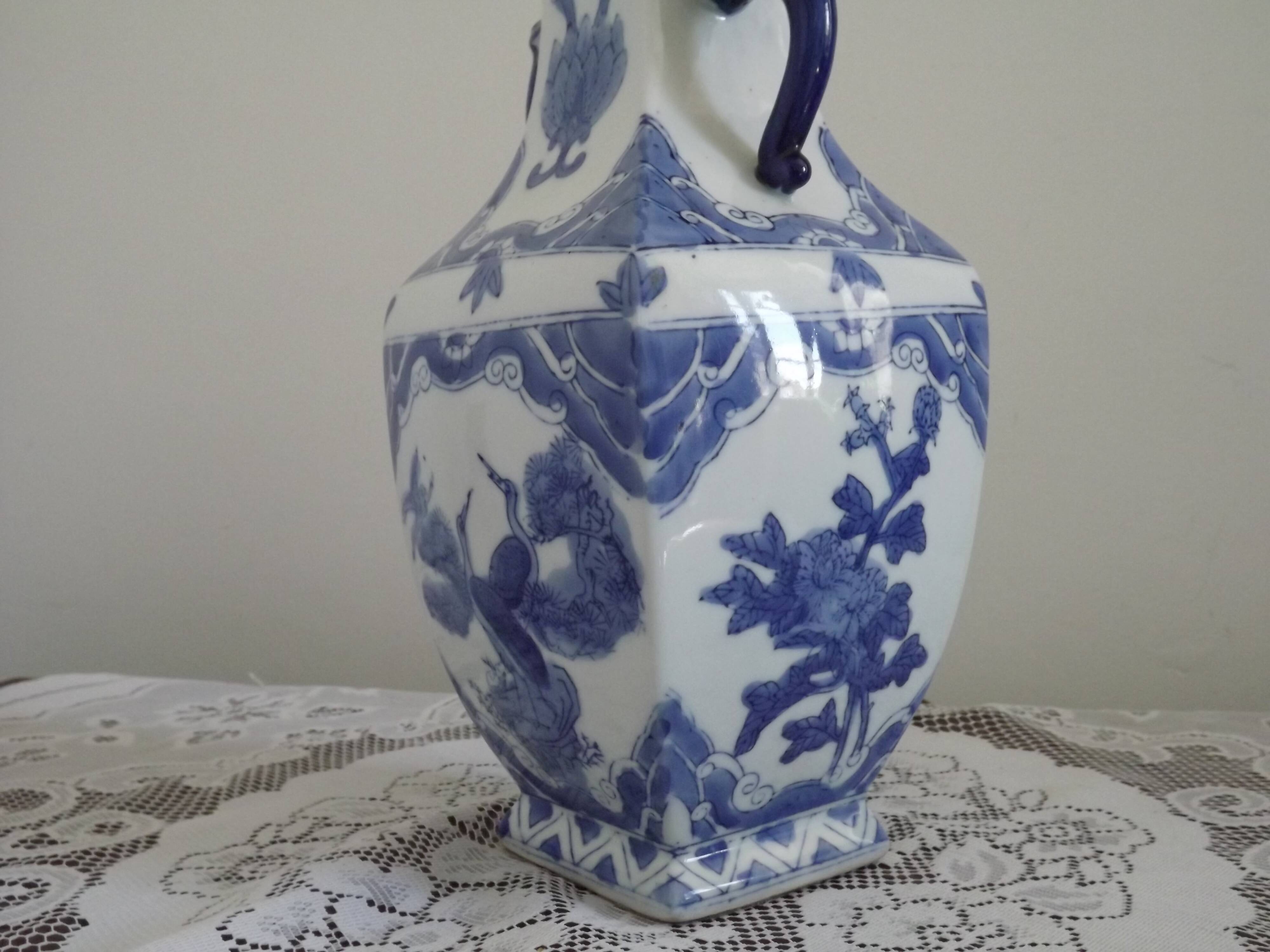 Pied de lampe vintage en porcelaine chinoise à décor d'oiseaux et poignées en lion