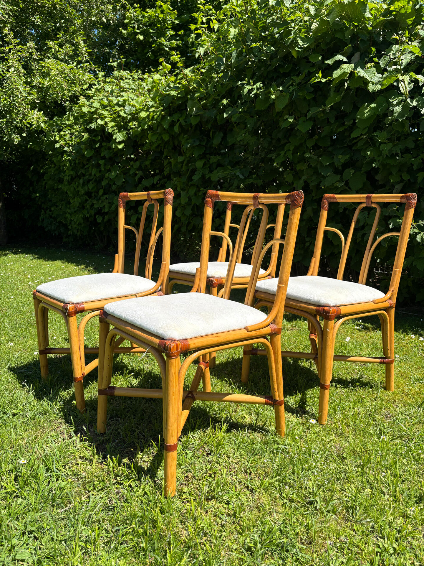 Suite de 4 chaises vintage en bambou et rotin – style années 70