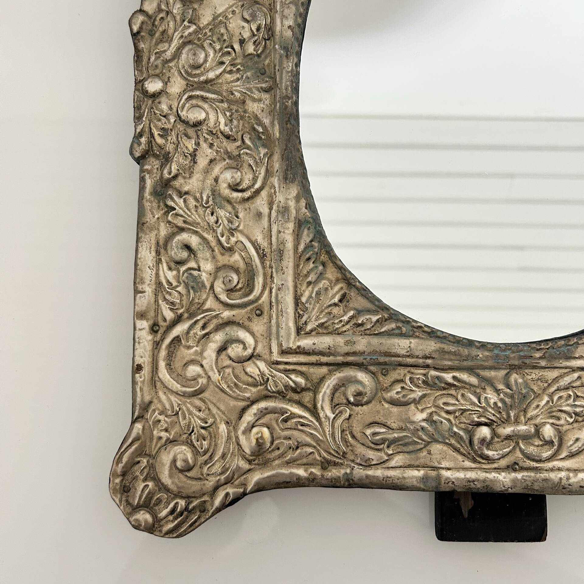 Baroque mirror in repoussé brass