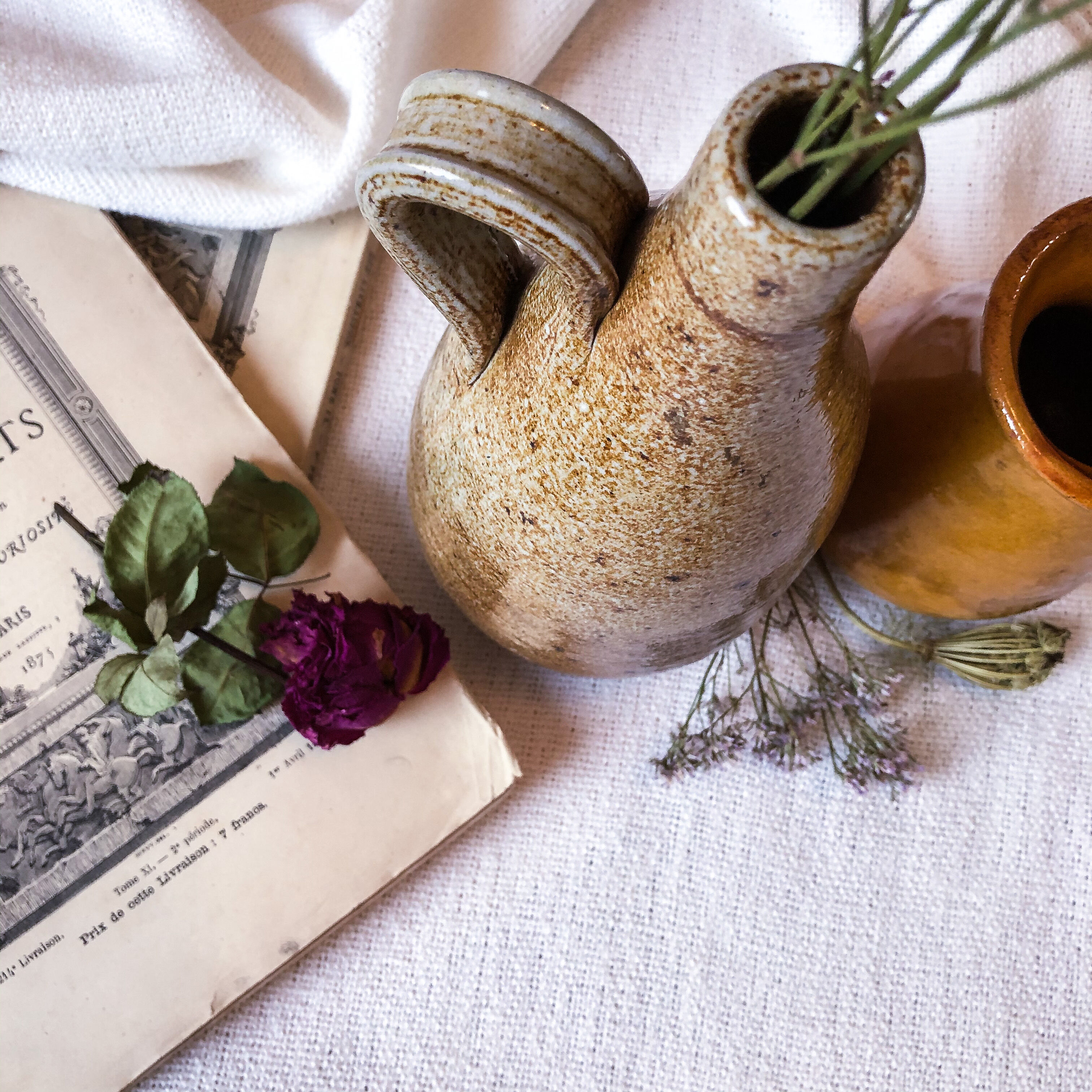 Bottle Pottery in beige sandstone