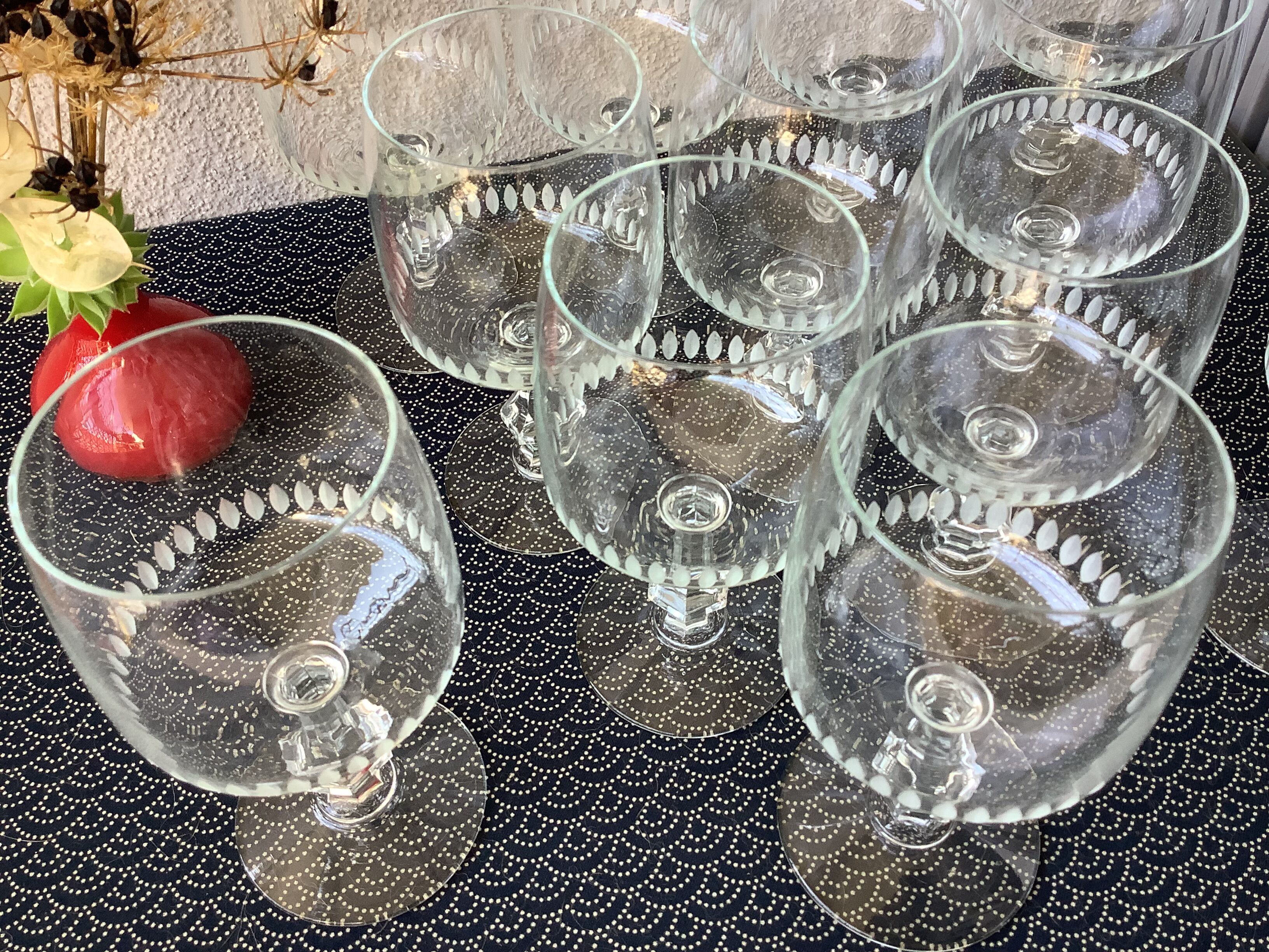 Scaled crystal foot glasses