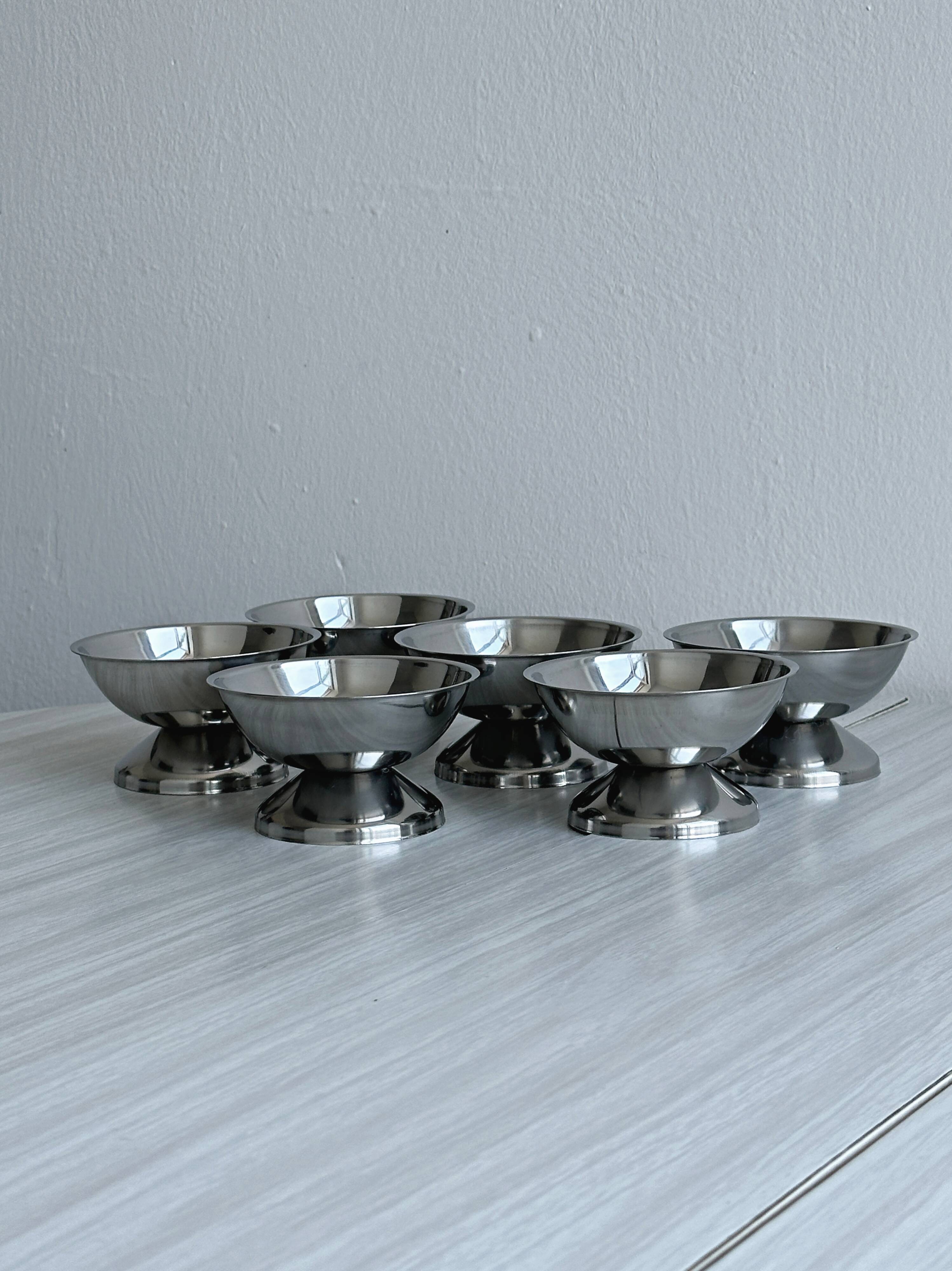 Set of 6 stainless steel footed bowls