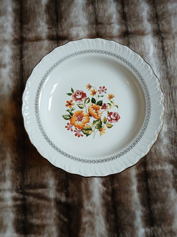 12 assiettes creuses anciennes ''Capri