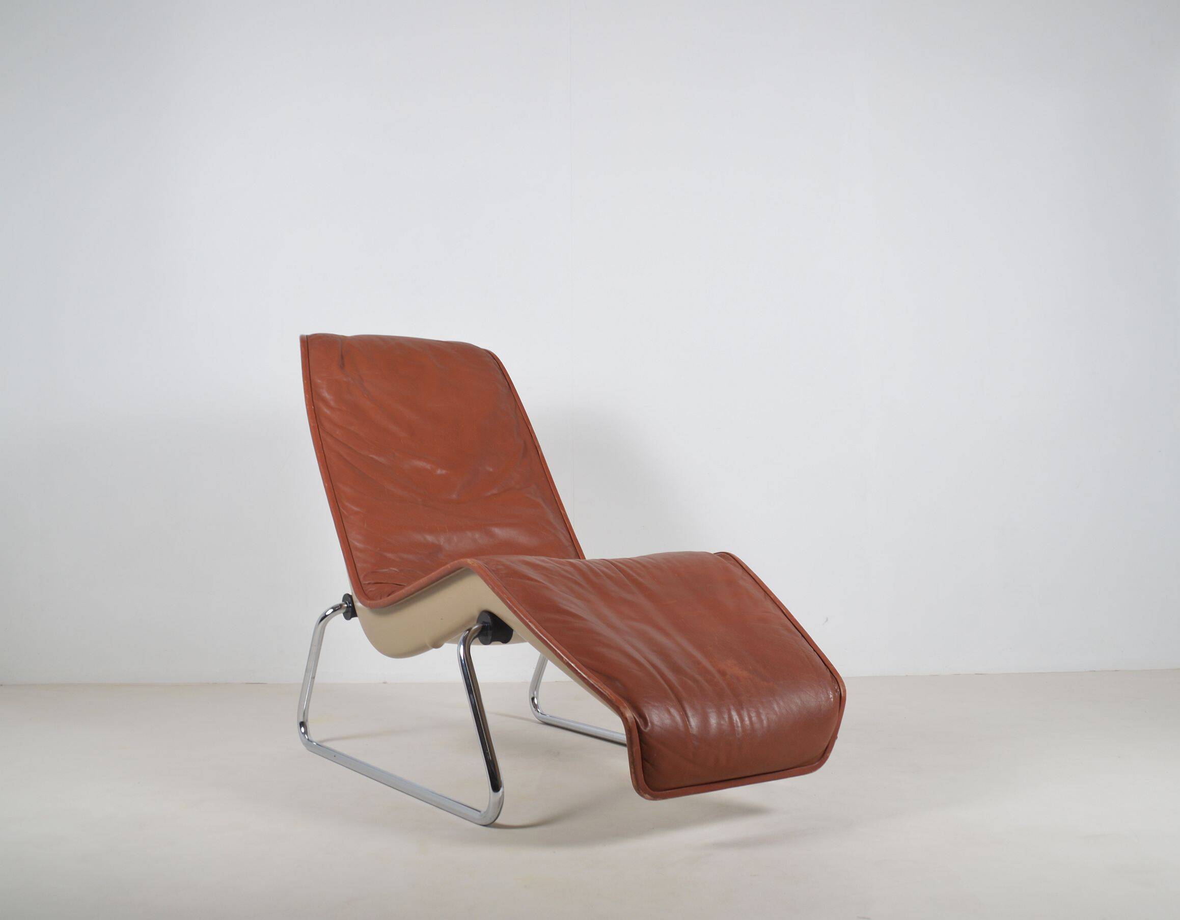 Fauteuil lounge Space Age en cuir avec base chromée, années 1970