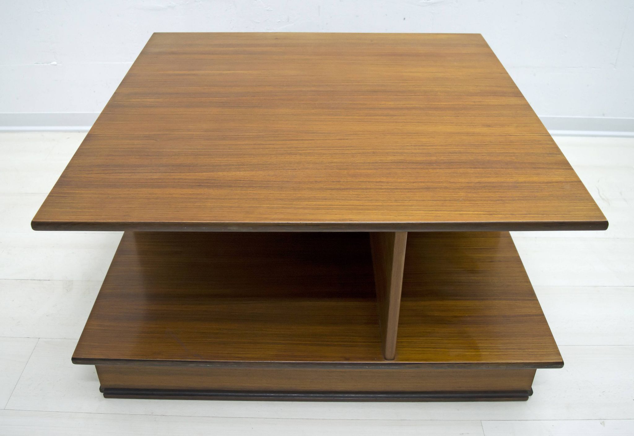 Table basse italienne en noyer de style moderne du milieu du siècle de F.Lli Saporiti, années 1960