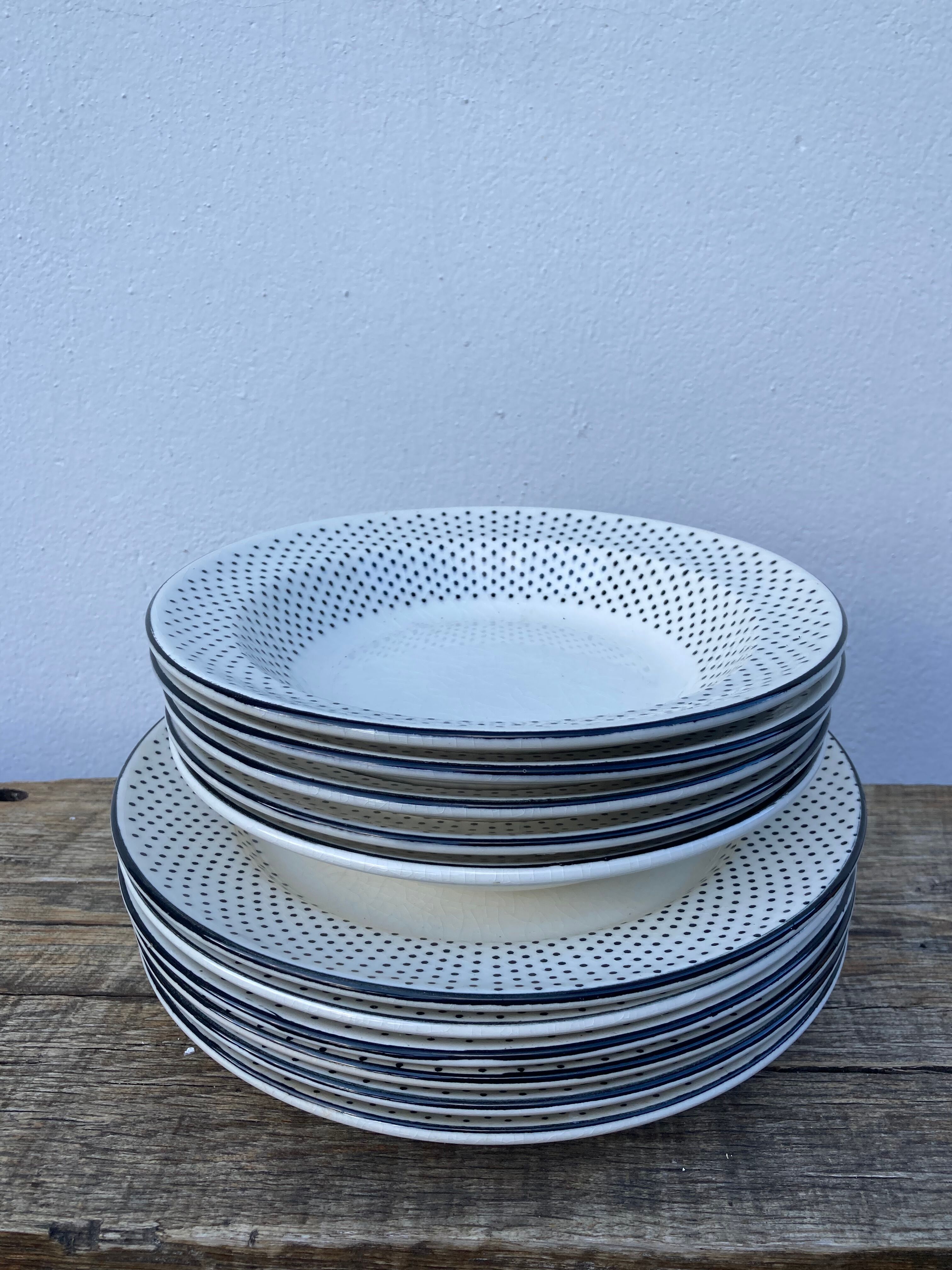 Gien service for 6 people with black polka dots: soup plates and flat plates