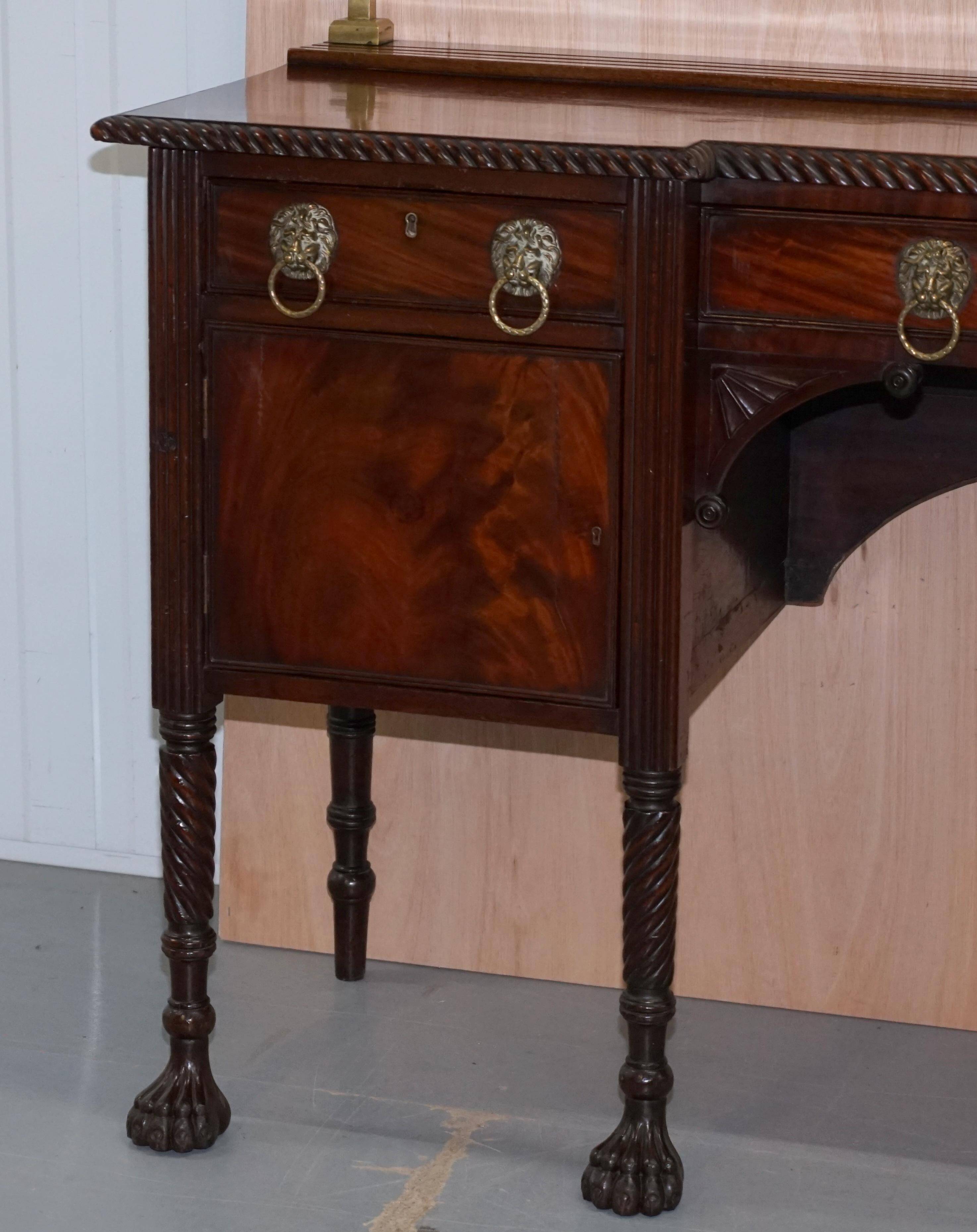Buffet géorgien irlandais avec poignées en tête de lion en laiton