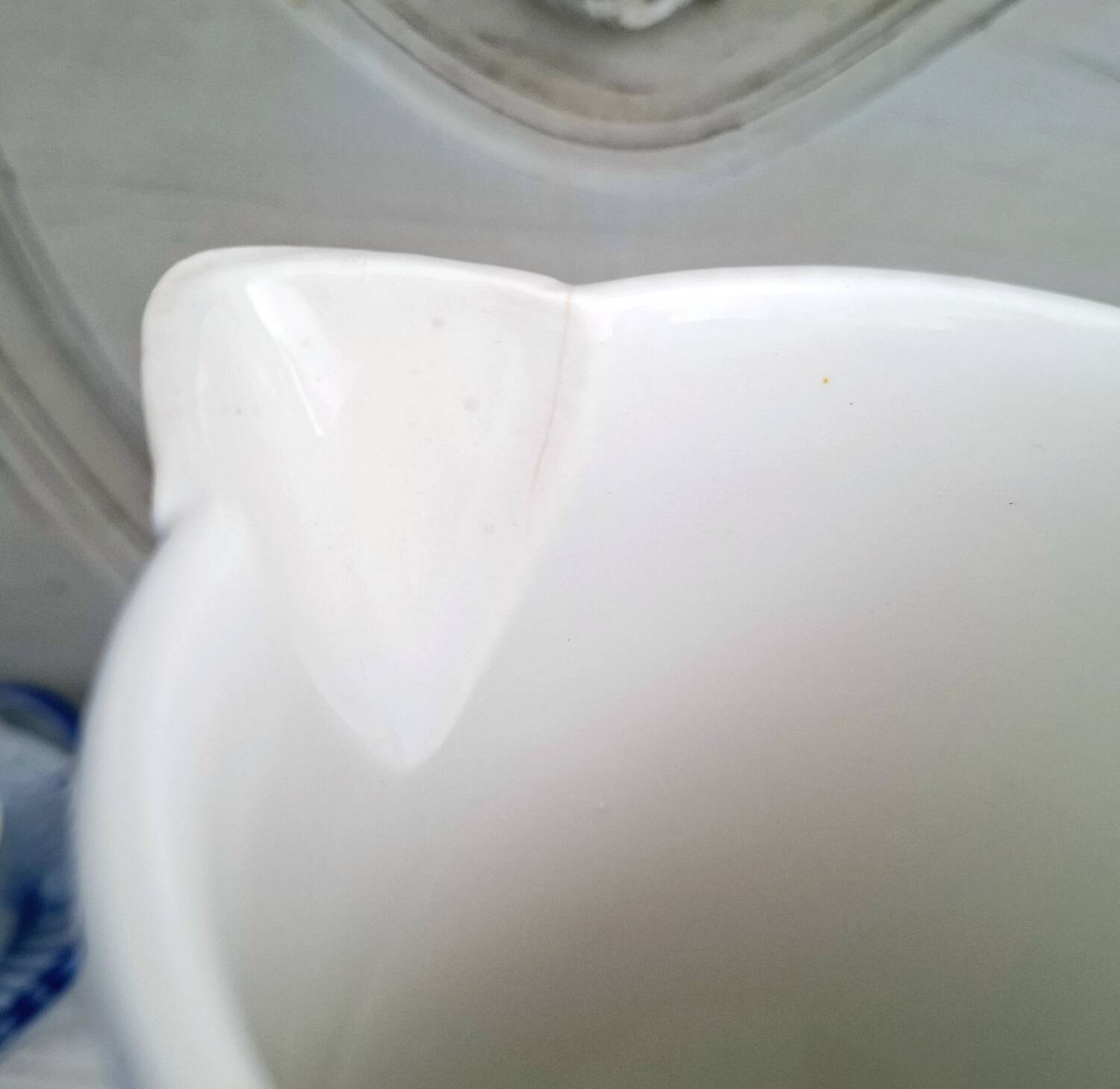 Pichet ancien en faïence Digoin