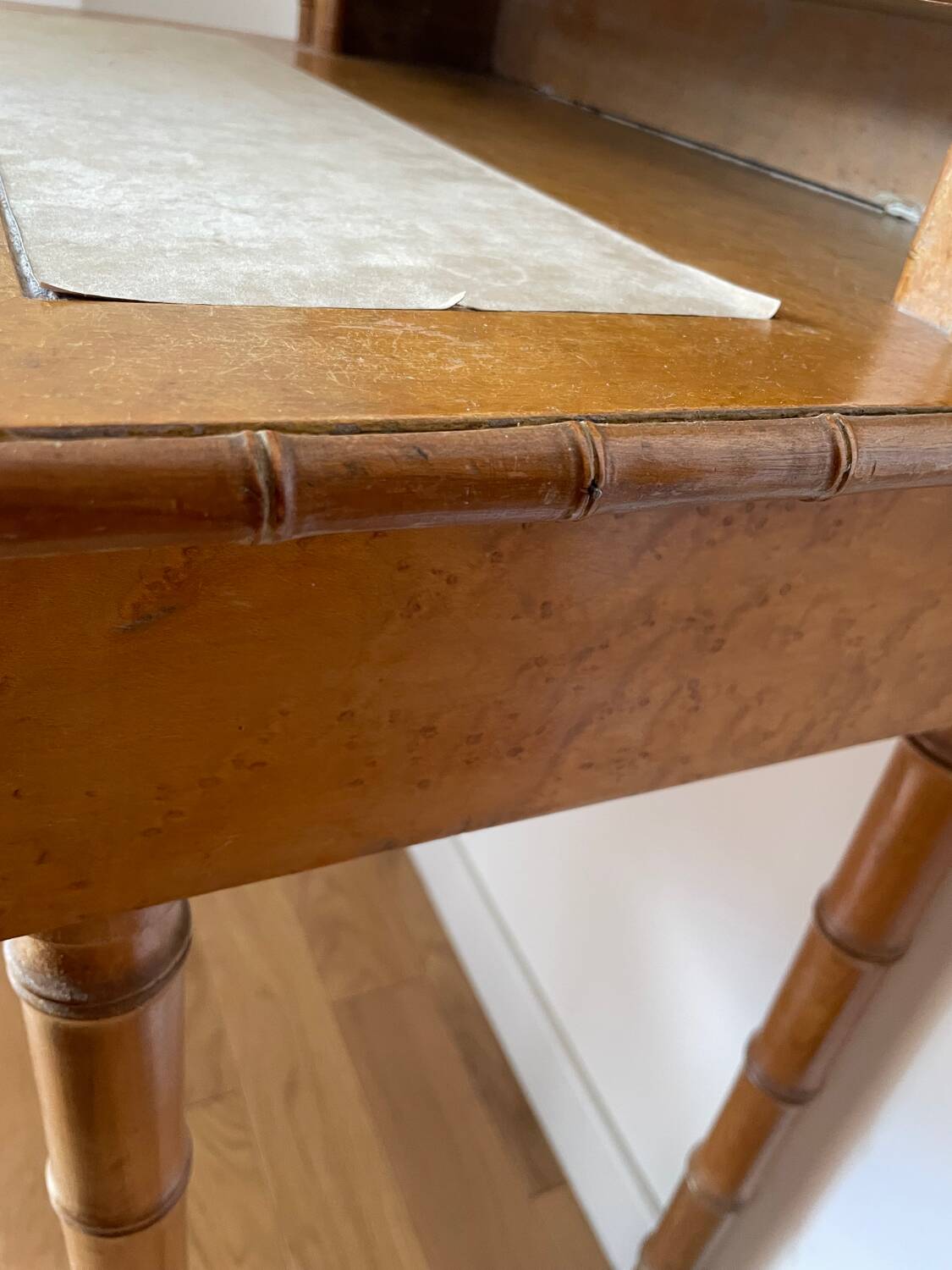 Petit bureau ou bonheur du jour