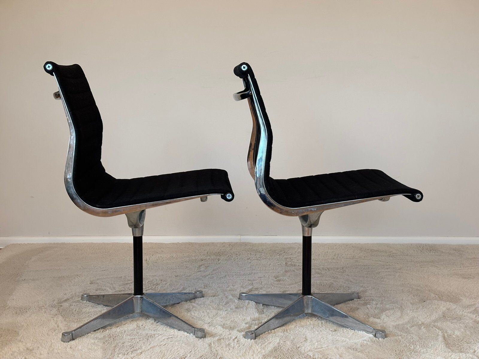 Model EA 105 aluminium chairs by Eames for Herman Miller, 1970s, set of 2