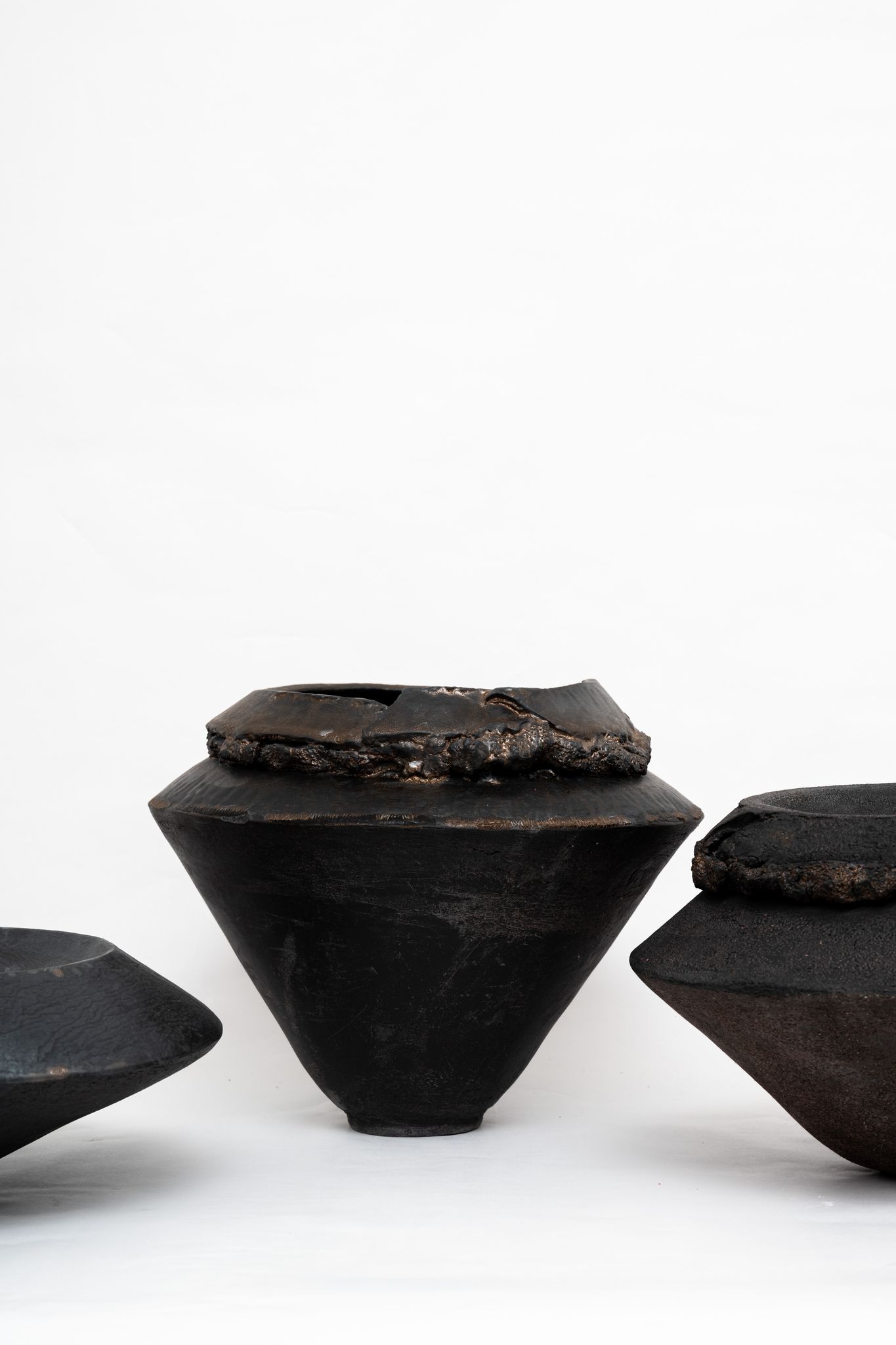 Vase en grès dorée et noir