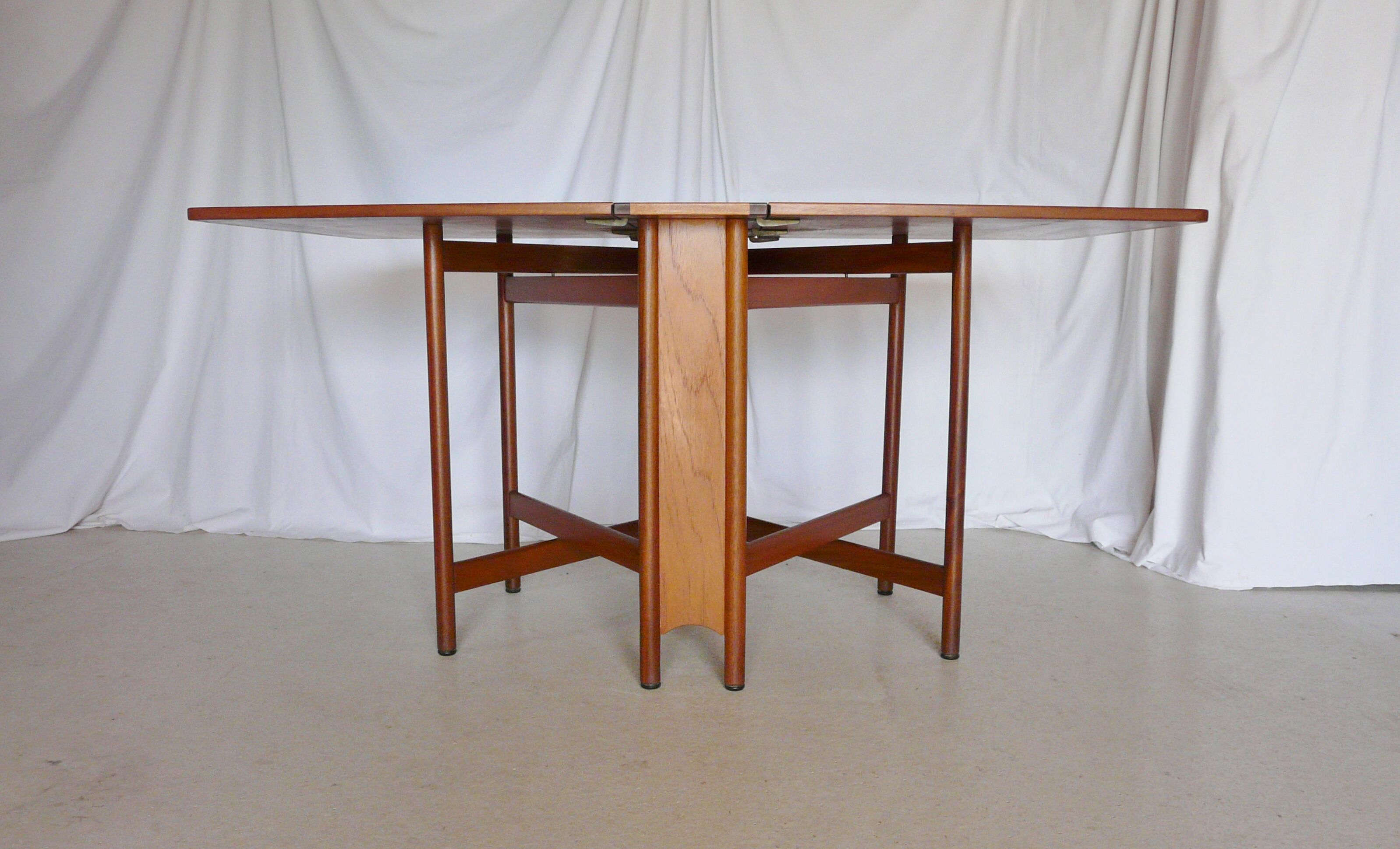 Scandinavian folding table in Mc Intosh teak