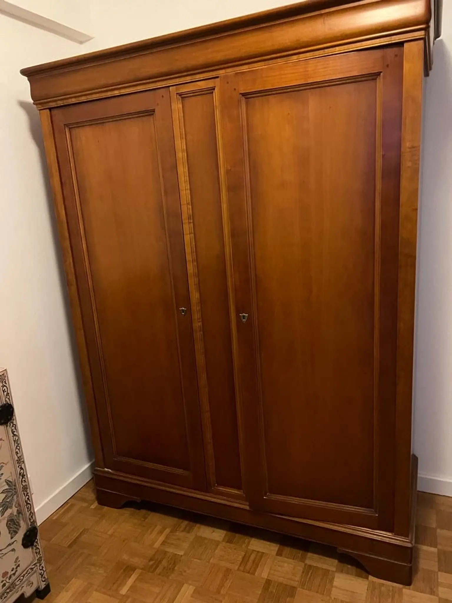 Wooden wardrobe – 2 moulded doors