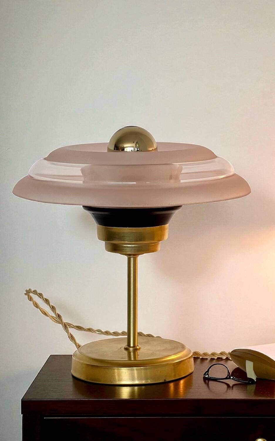 Art Deco bedside lamp in brass and engraved glass.