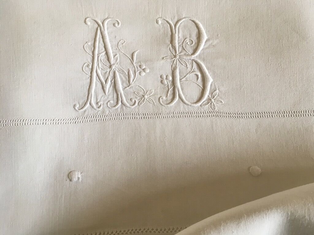Drap en fil de lin 19e brodé de pois monogramme AB lettres anglaises