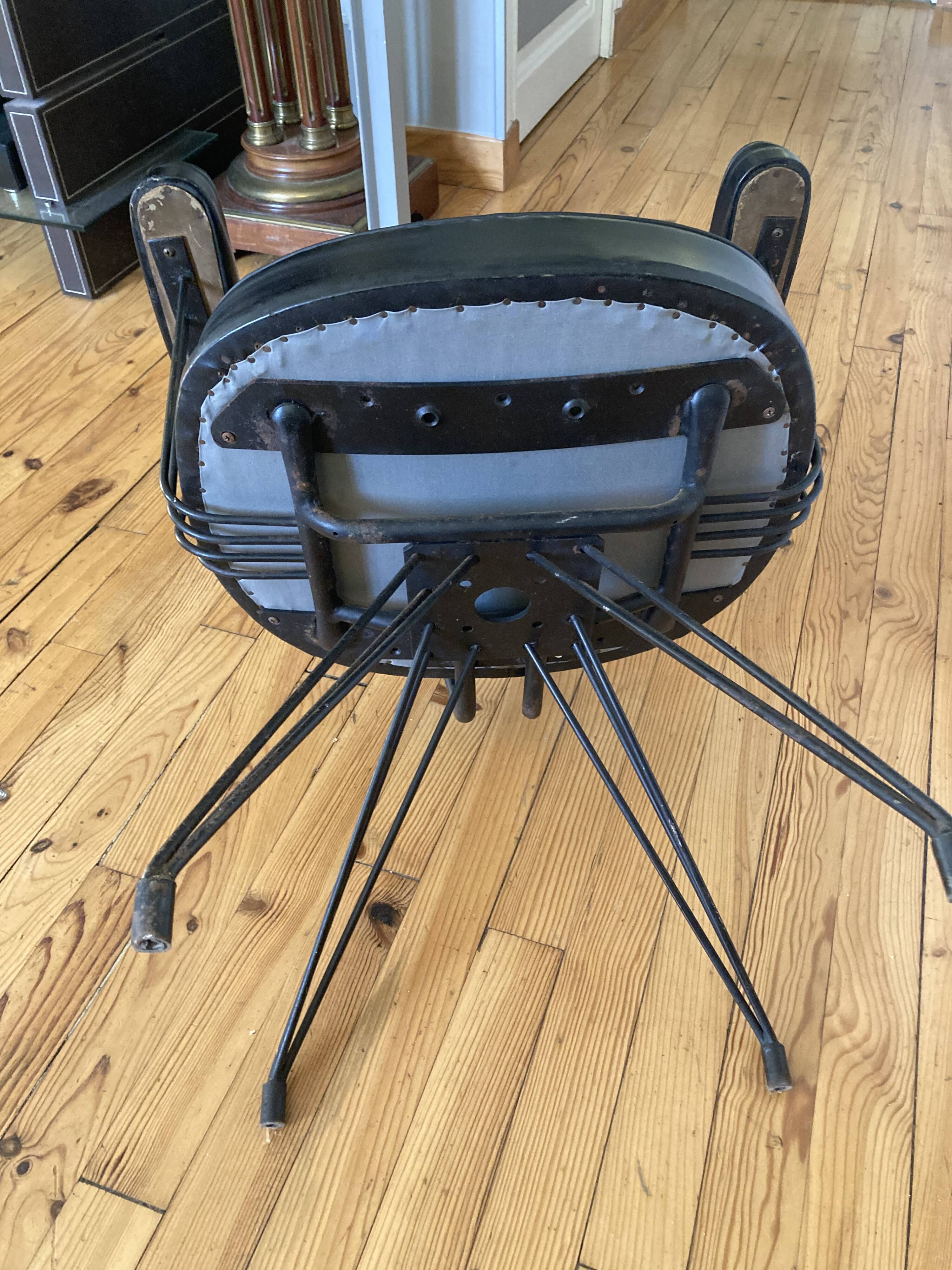 Very beautiful 1920s hairdresser's chair in excellent condition.
