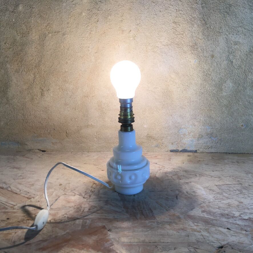 Pied de lampe de chevet en opaline blanc