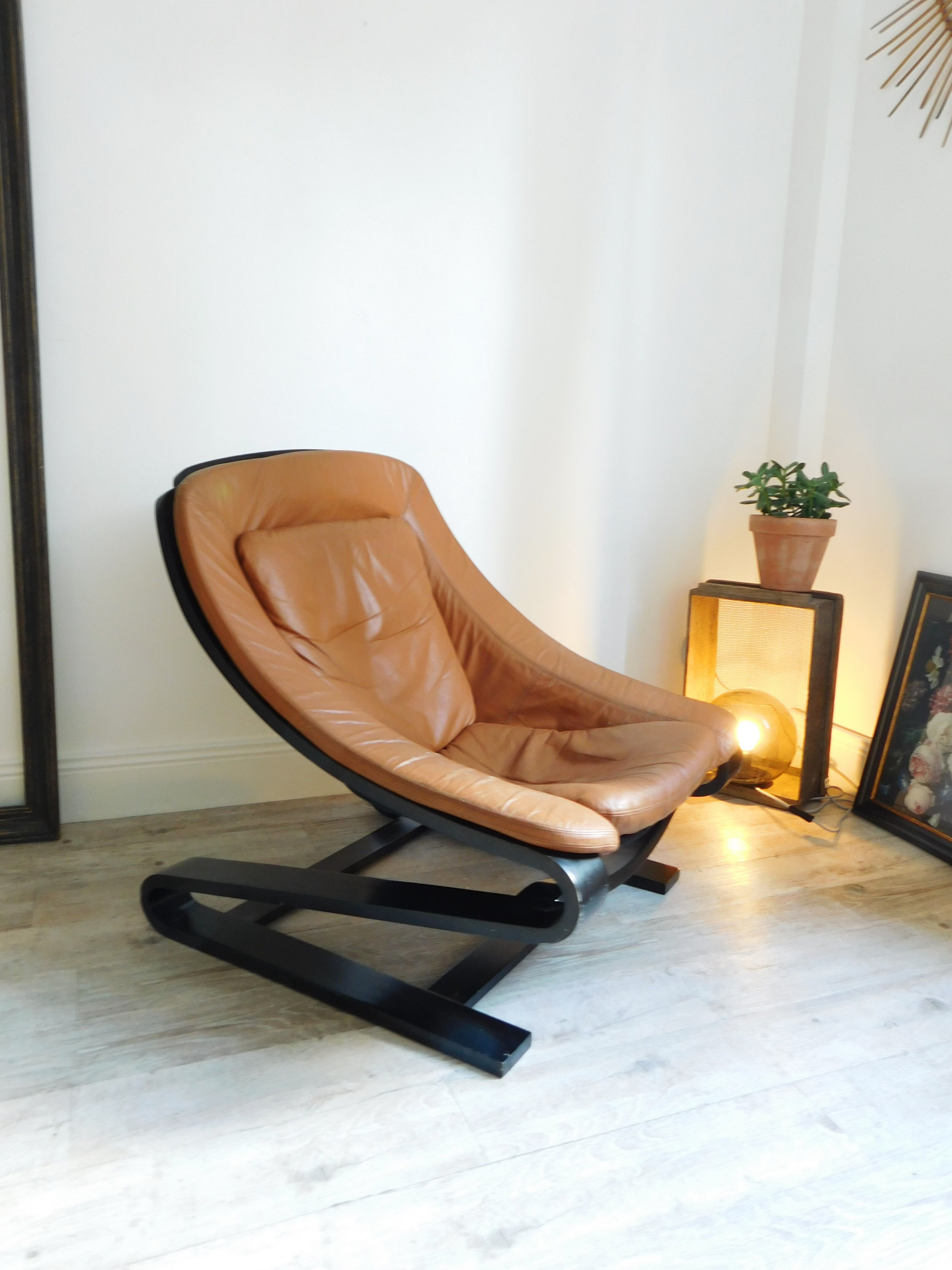 Chair Scandinavian tawny leather and curved wood