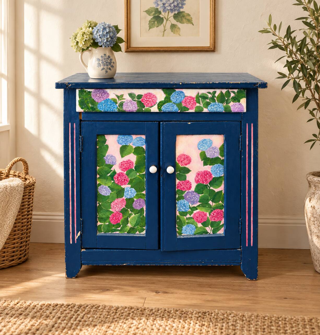 Petit buffet parisien peint bleu à décor d’hortensias