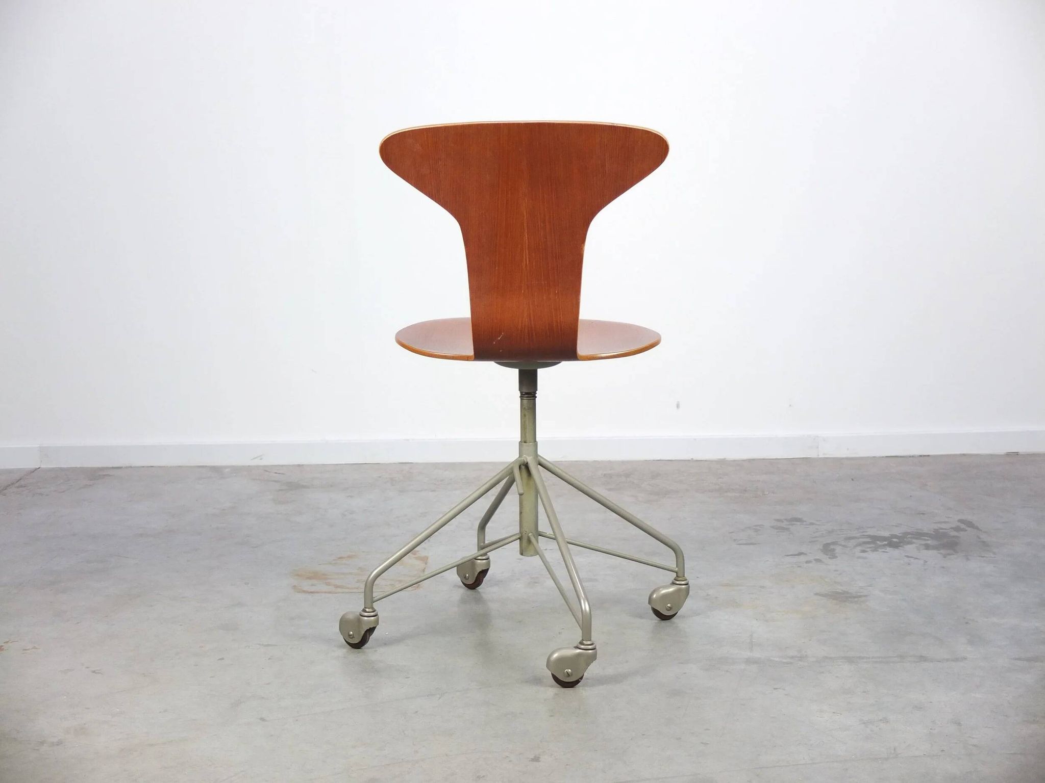 1st edition 'Mosquito' swivel desk chair by Arne Jacobsen for Fritz Hansen, 1955