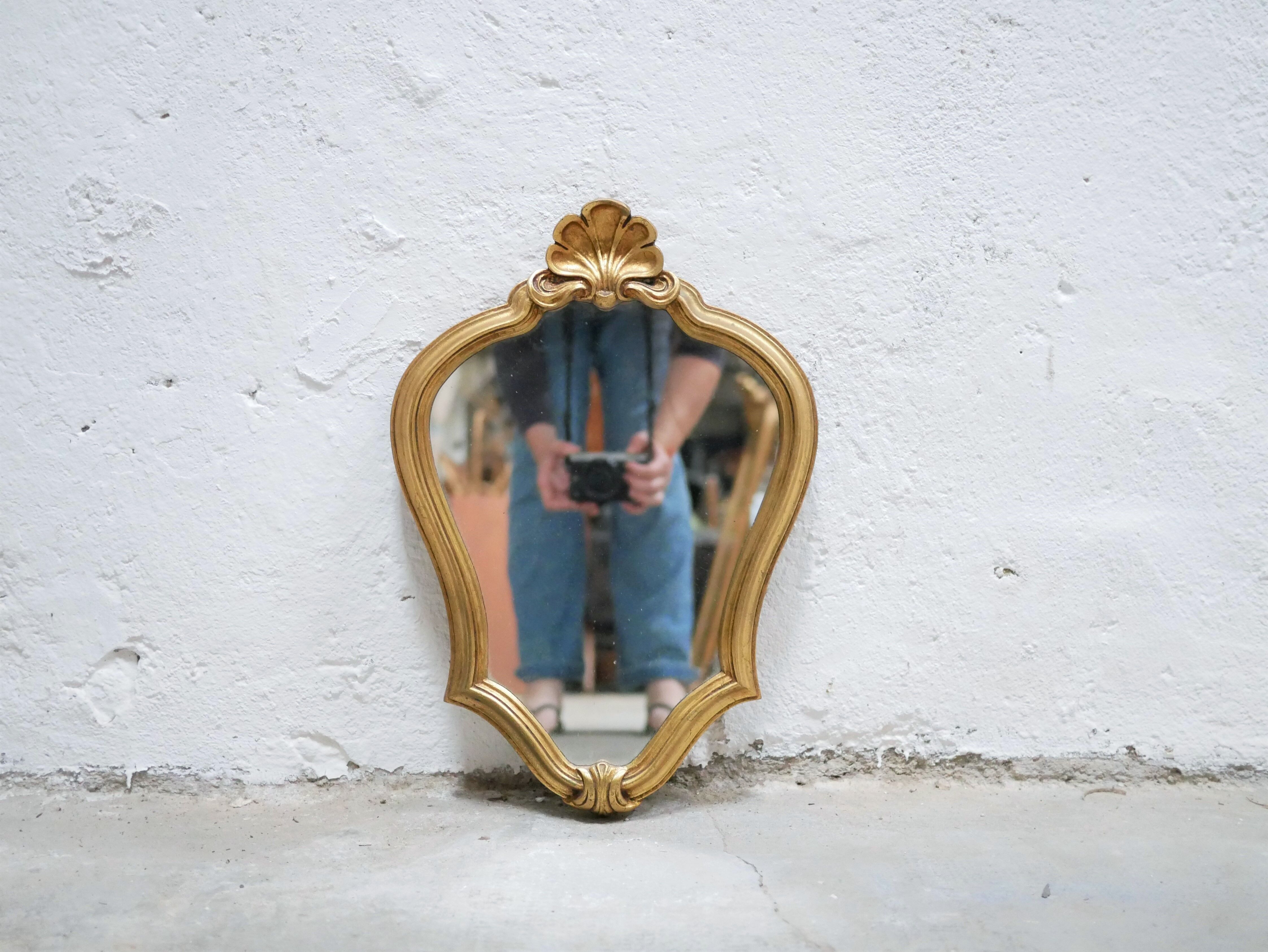 Miroir vintage de style baroque en bois doré