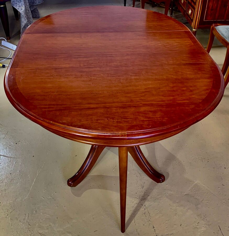 Round or oval table with four chairs in solid cherry, with extensions