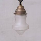Petites suspensions du milieu du siècle en verre opaque et en laiton (4 disponibles)
