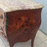 Louis XV curved chest of drawers in rosewood marquetry