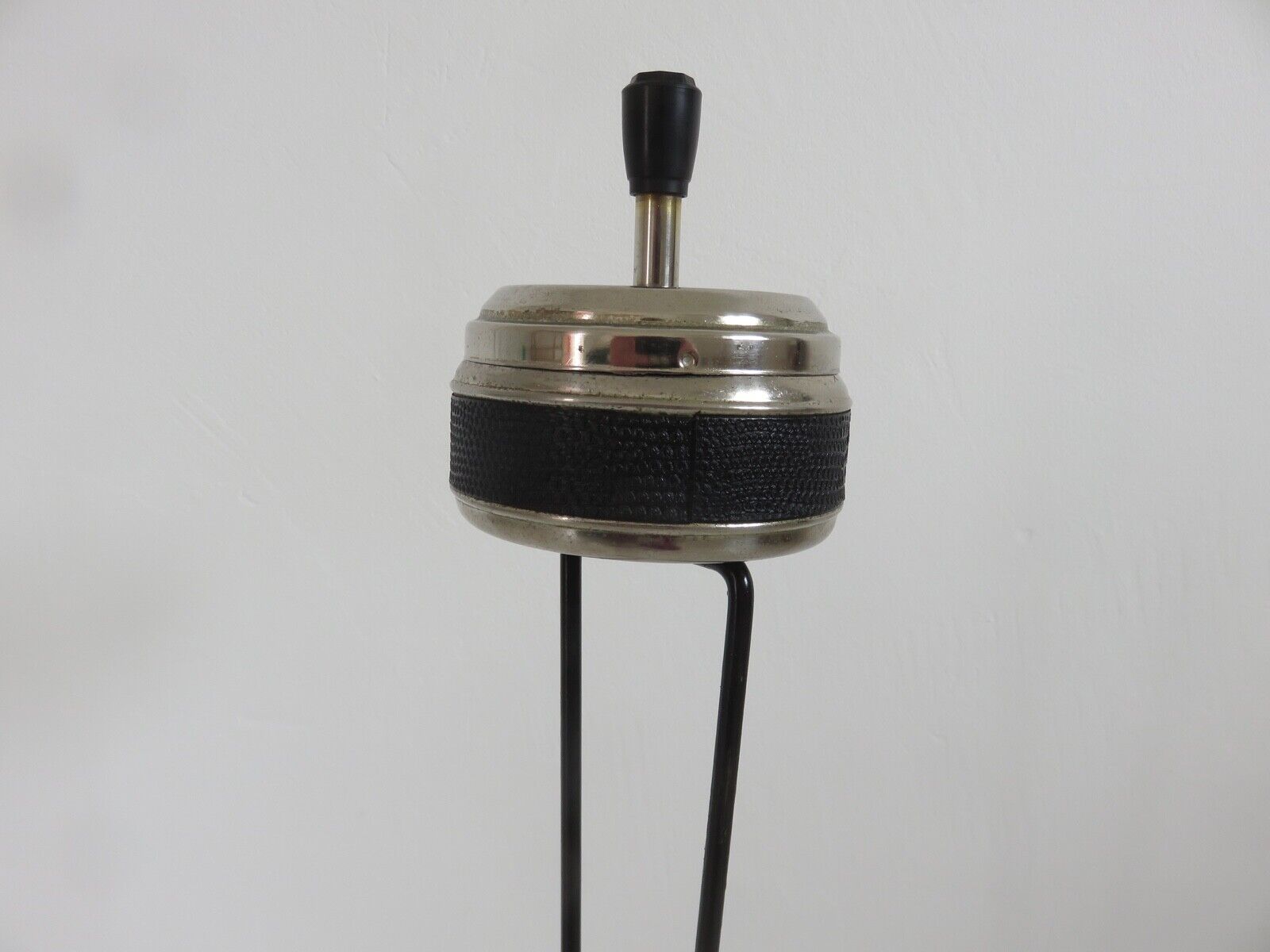 Minimalist tripod ashtray in black lacquered metal 50s 60s