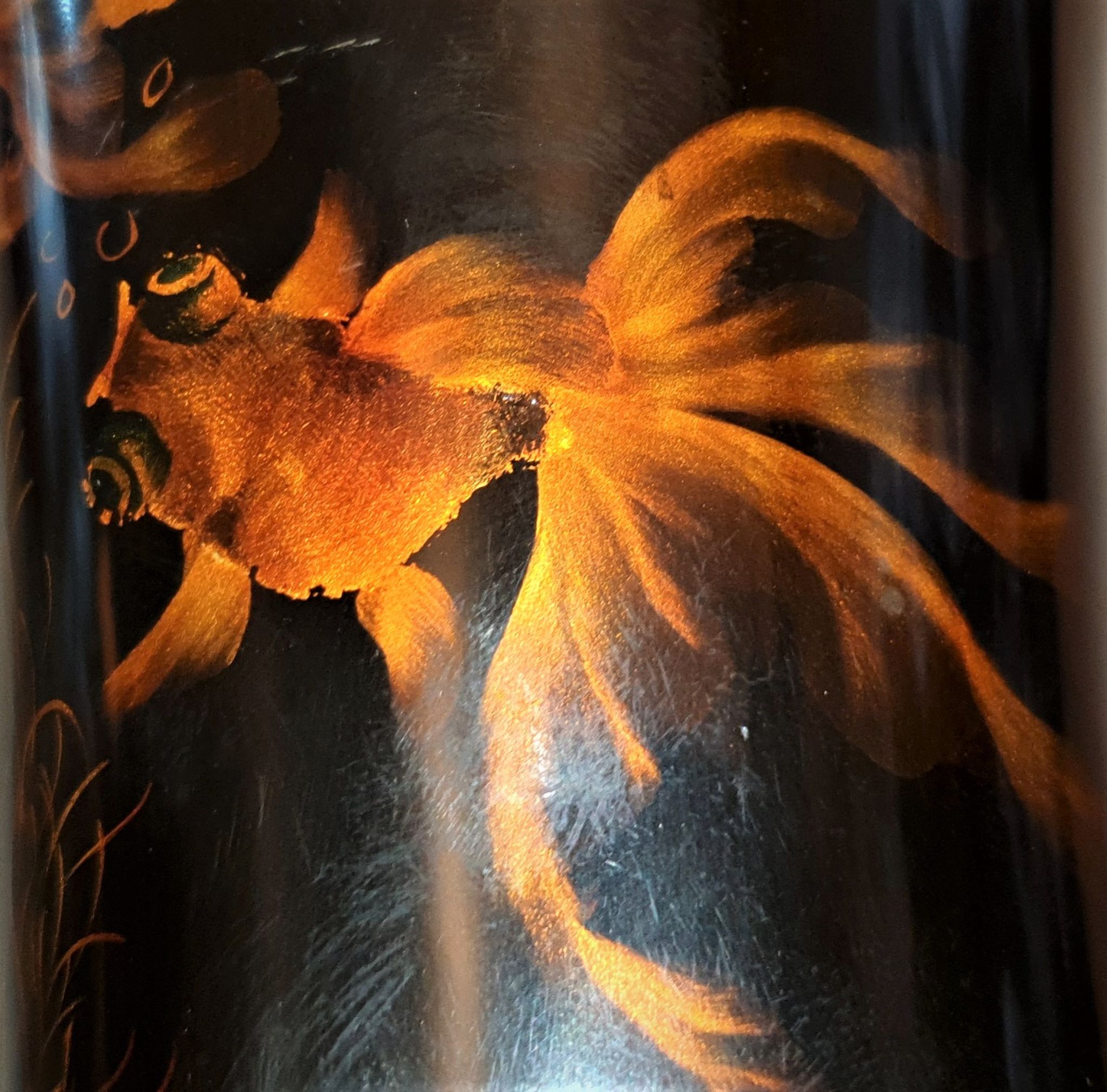 Beautiful Chinese lask vase decorated with Japanese fish