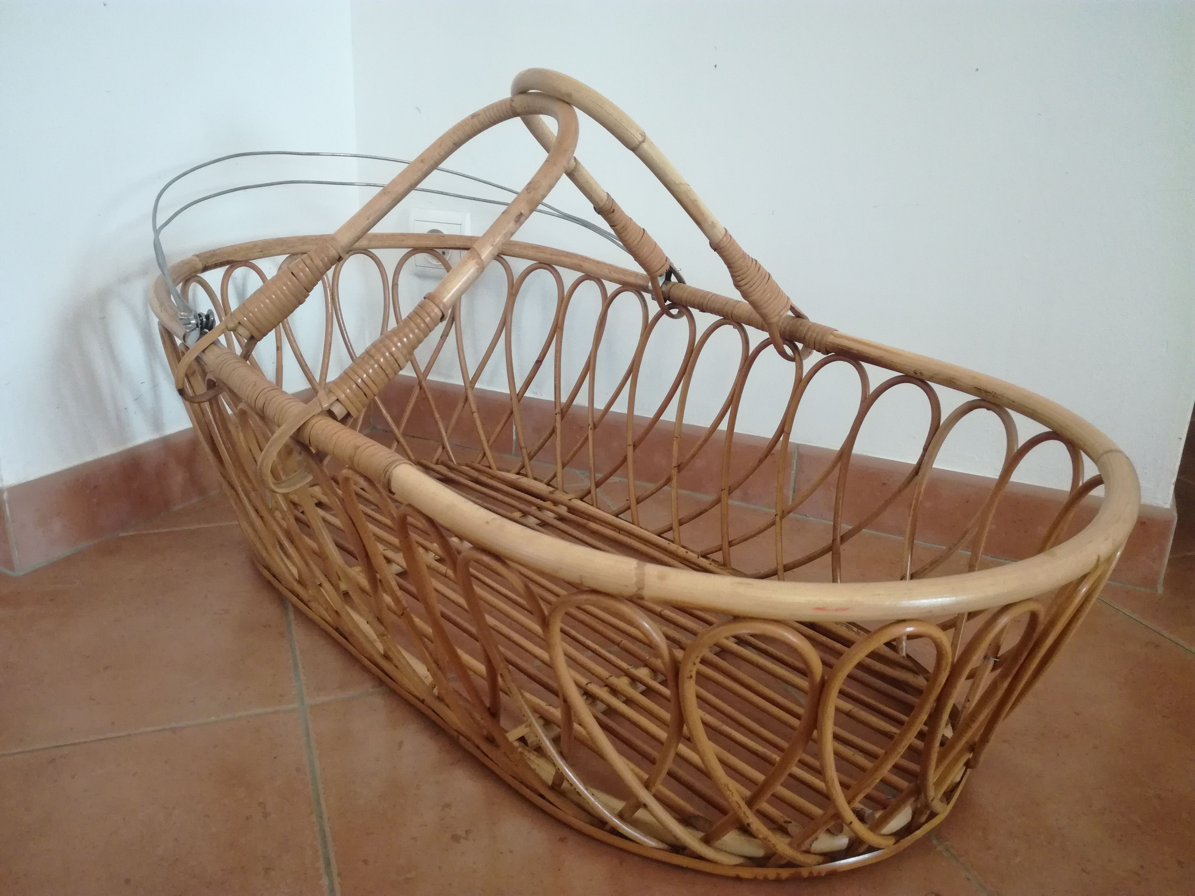 Rattan cradle with its support