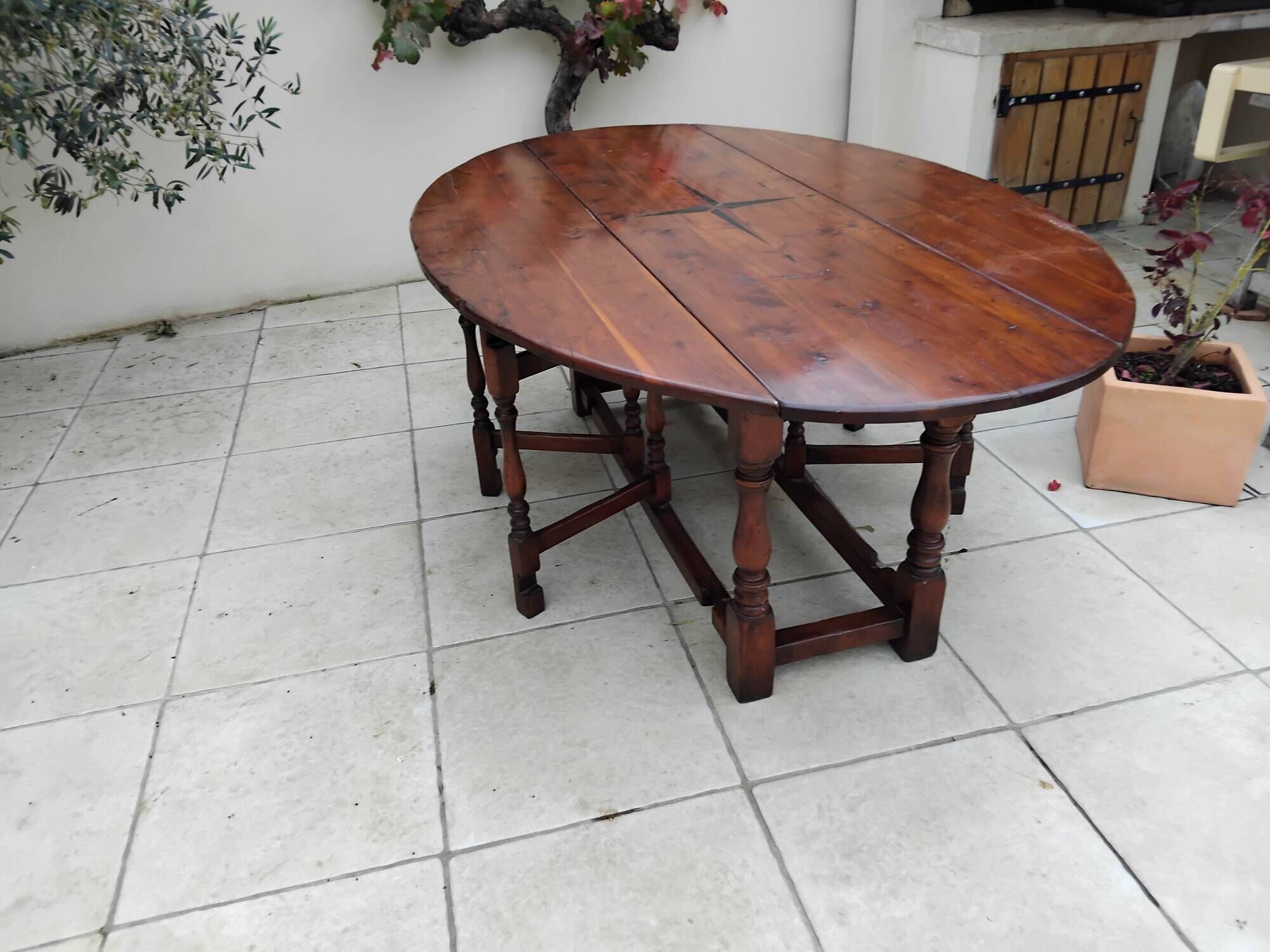 Antique large Gateleg table from the 16th century, oak with marquetry of a rose of the winds.