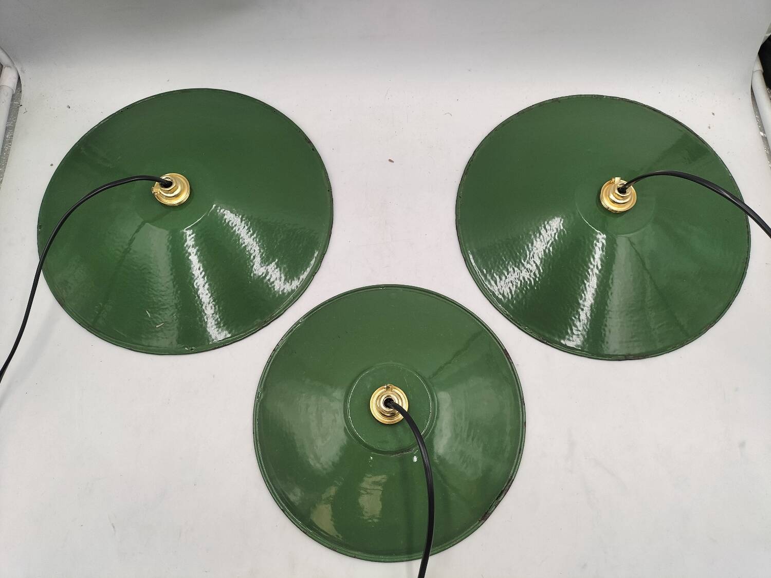 Enamelled sheet metal suspensions
