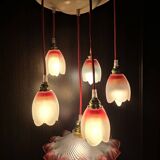Suspension with tulips and a red scalloped lampshade.