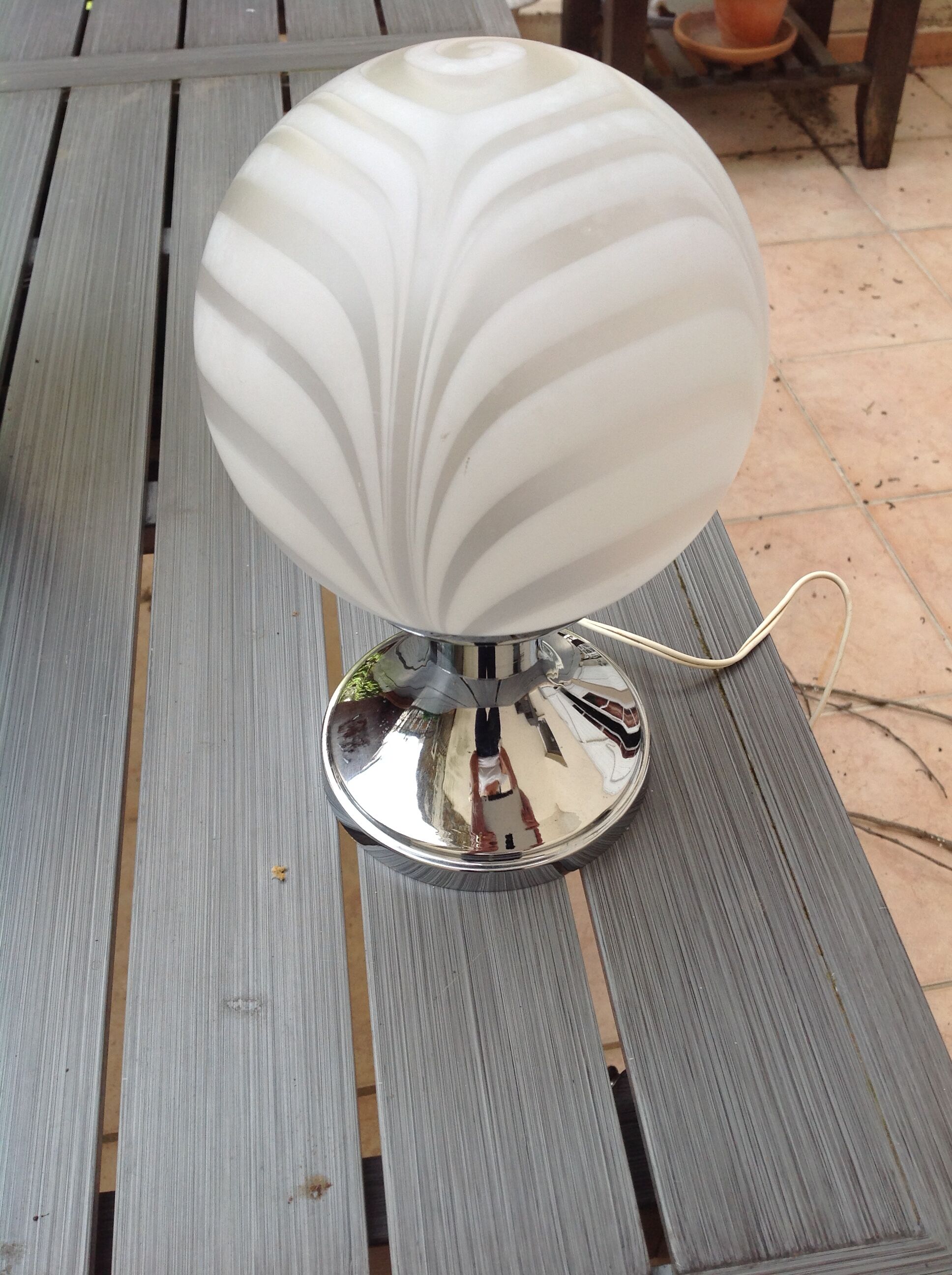 Lampe vintage, chrome et opaline, année 70