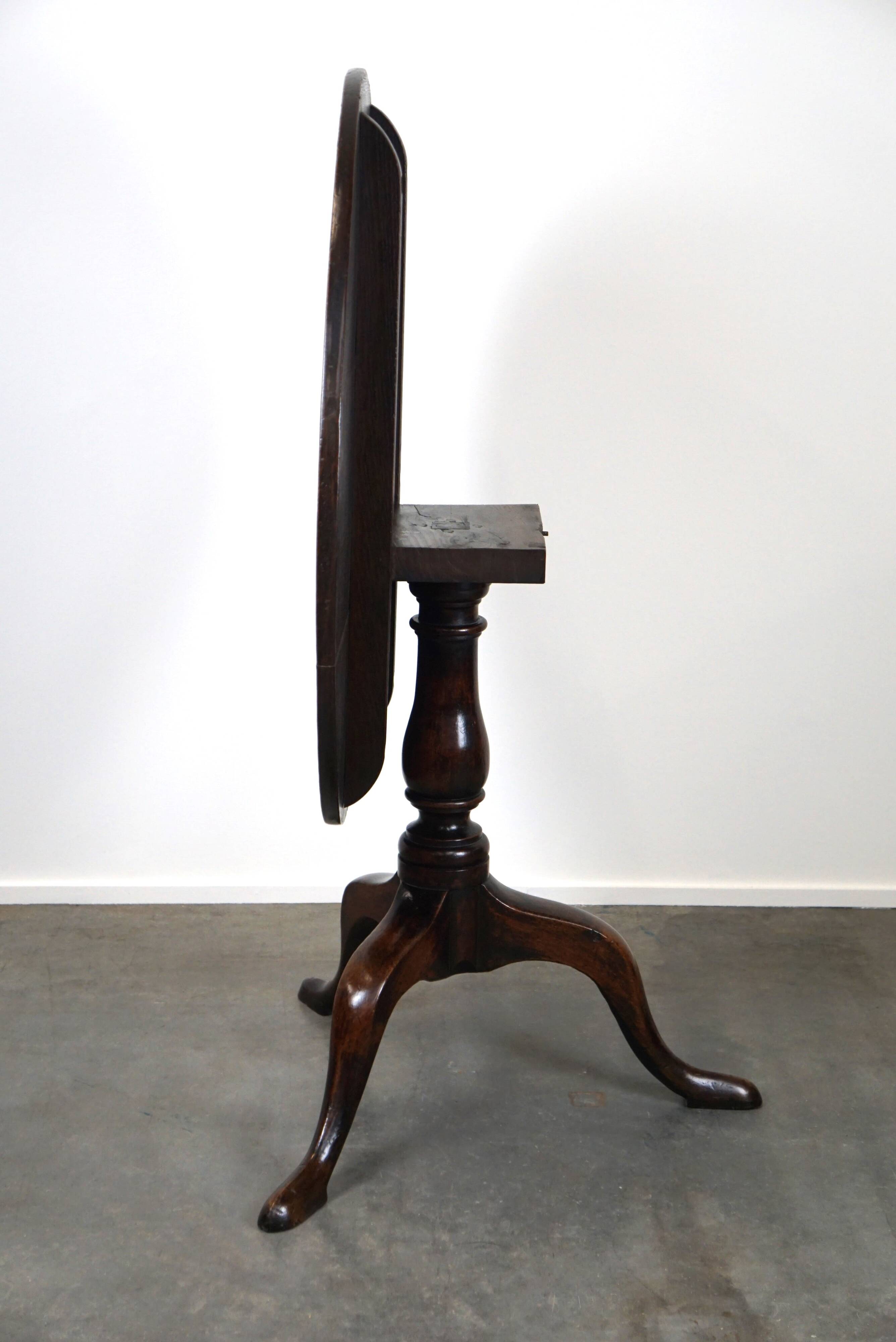 Round antique English oak tilt-top table with wonderful colors
