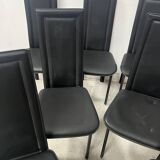 Suite de huit chaises design en cuir noir XX siècle