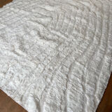 Tapis berbère beni ouarain blanc a motifs en reliefs abstrait