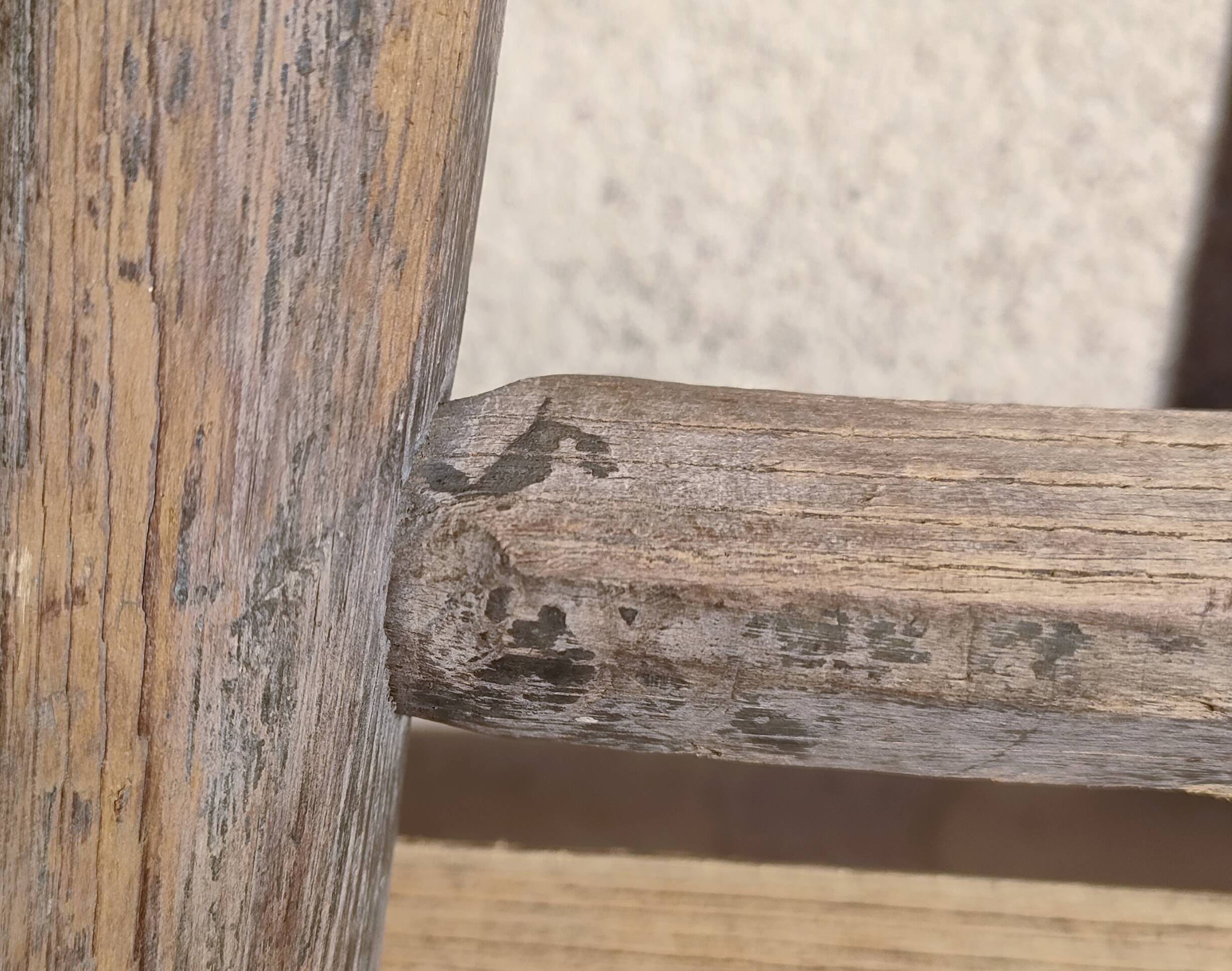 Two weathered wooden ladders H.135 cm