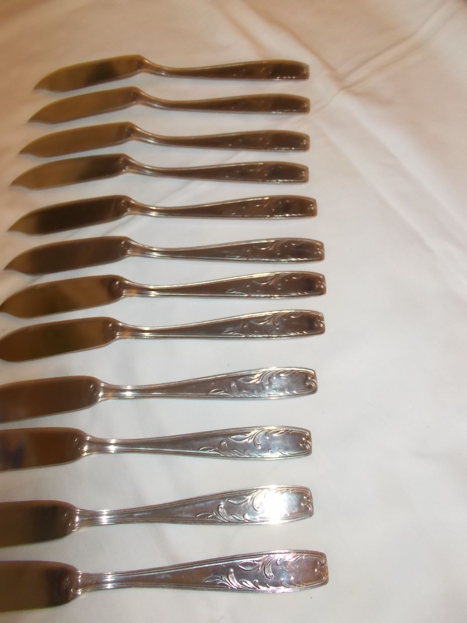 Lot of 12 metal fish cutlery sets.