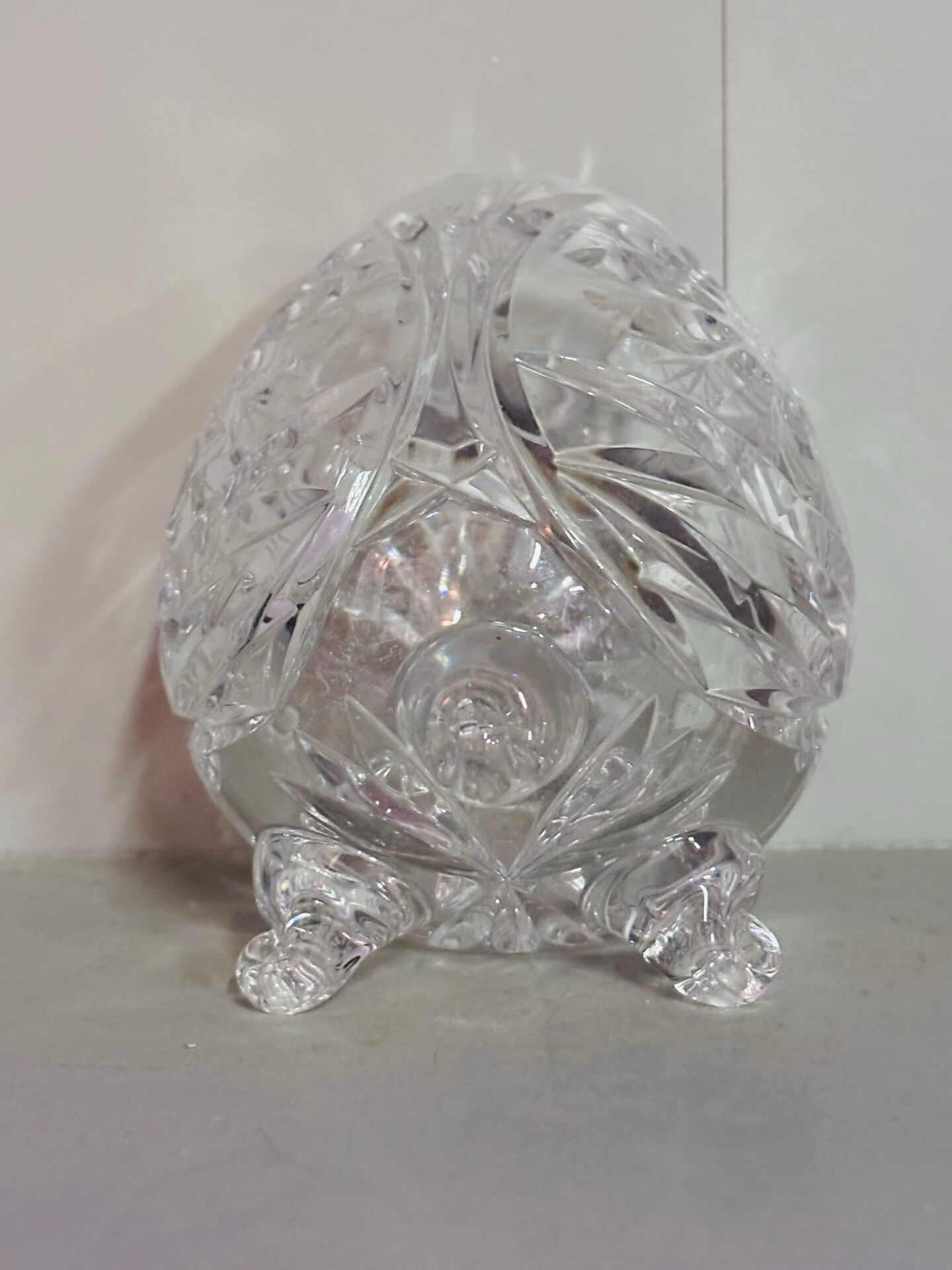 Vase tripodes en cristal en forme d’œuf .